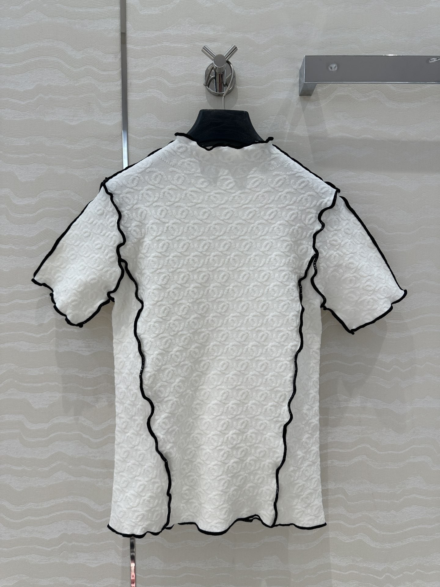 エンボス加工でぷくっと可愛い CHANEL Tシャツ 