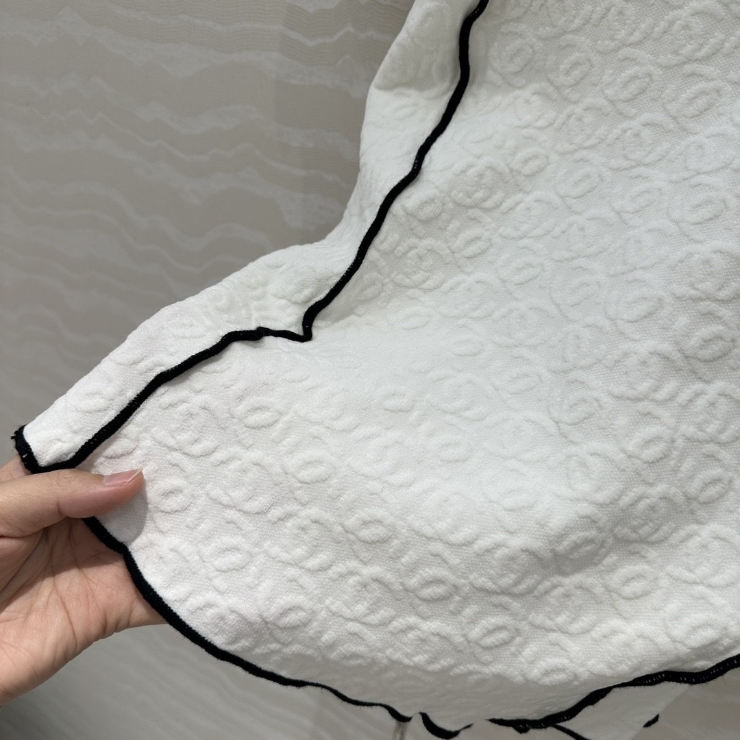 エンボス加工でぷくっと可愛い CHANEL Tシャツ 