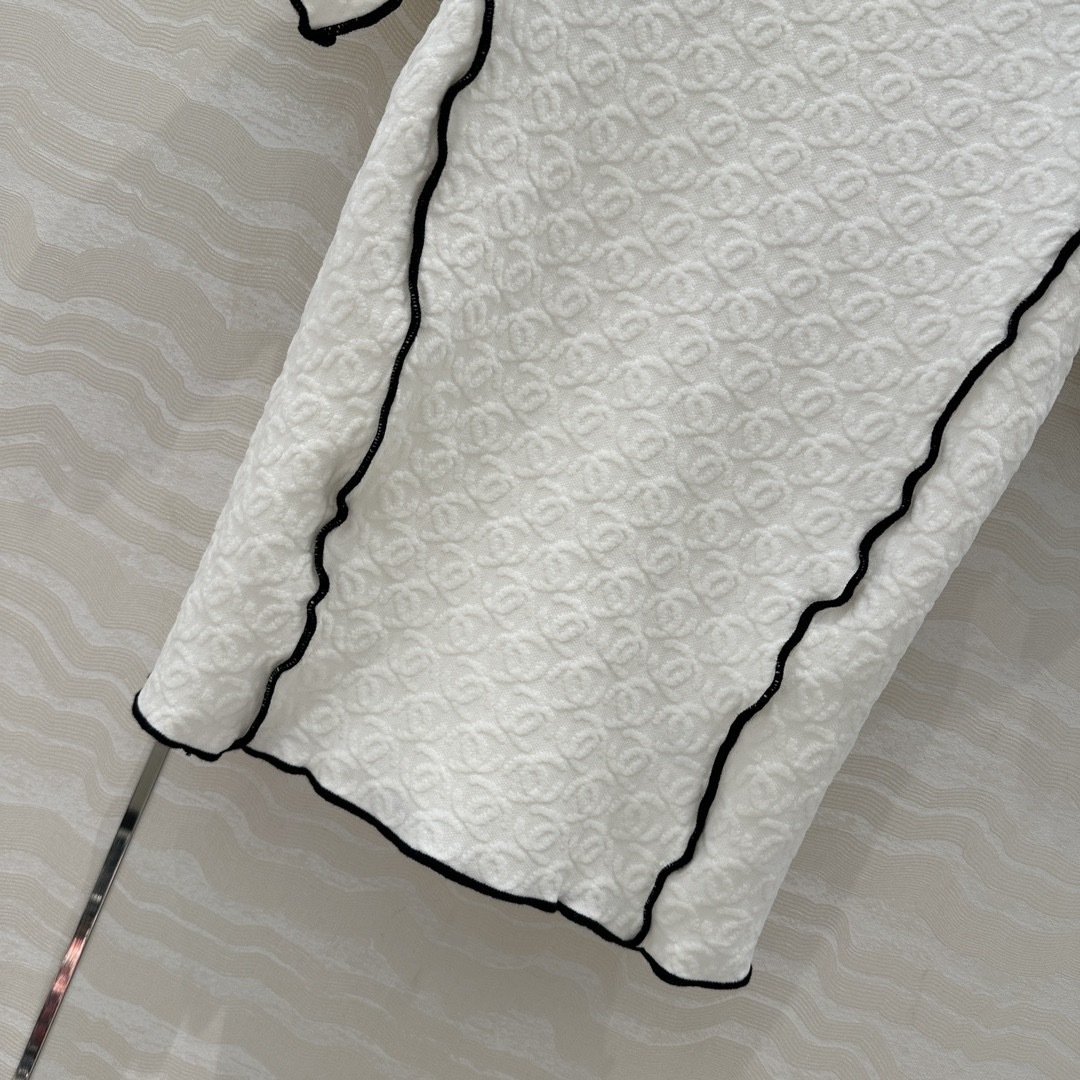 エンボス加工でぷくっと可愛い CHANEL Tシャツ 