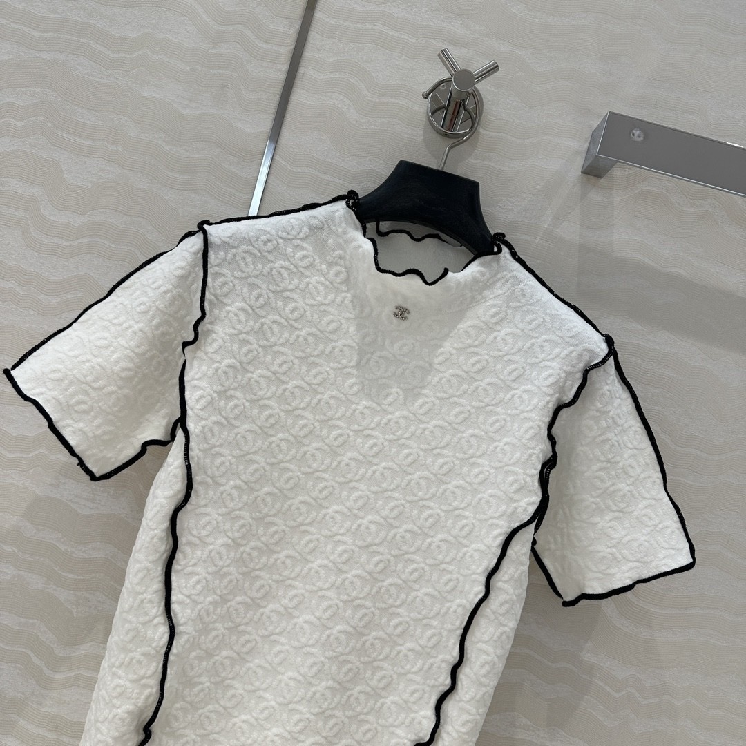 エンボス加工でぷくっと可愛い CHANEL Tシャツ 