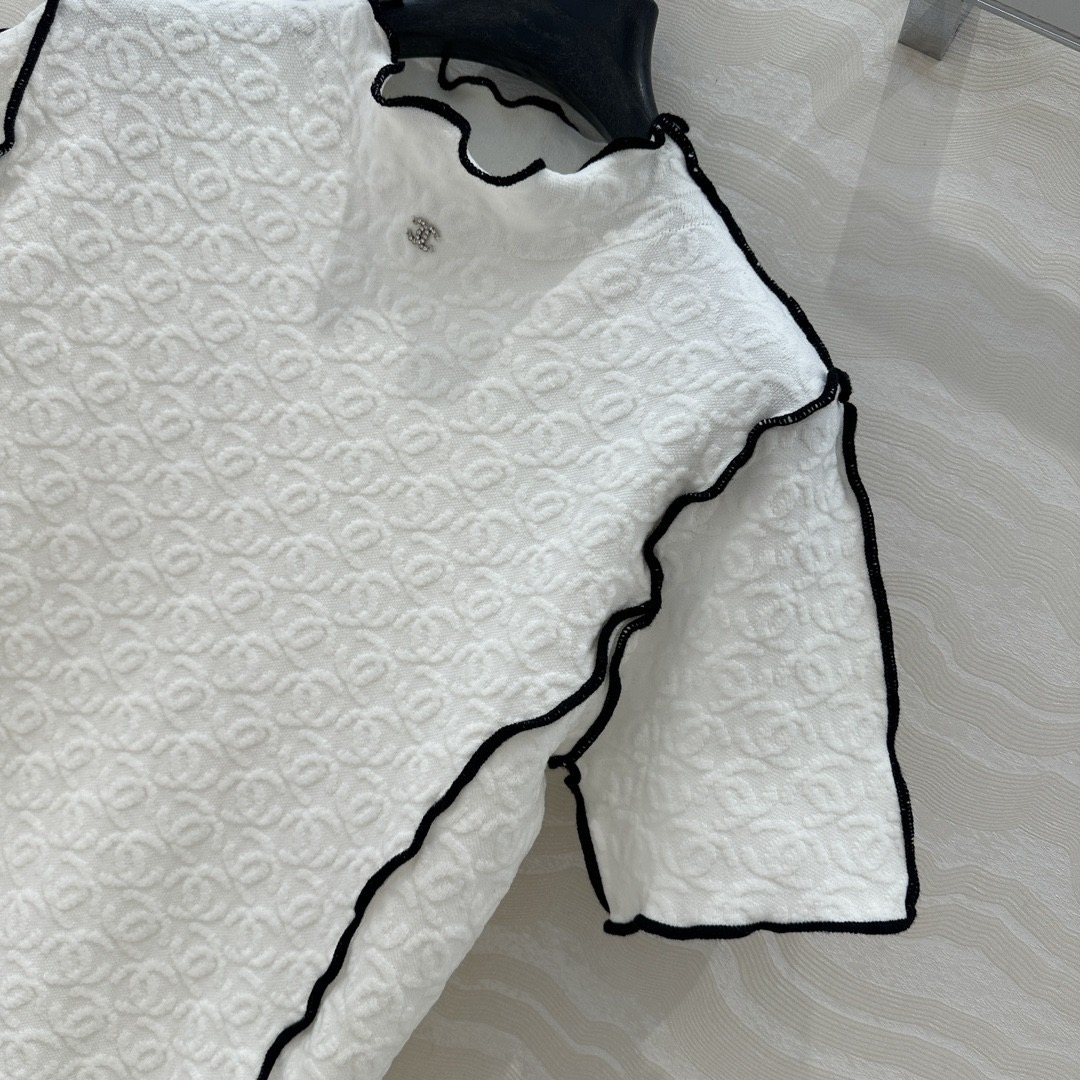 エンボス加工でぷくっと可愛い CHANEL Tシャツ 