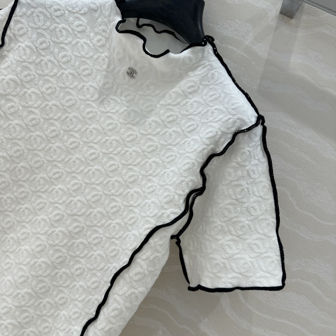 エンボス加工でぷくっと可愛い CHANEL Tシャツ 