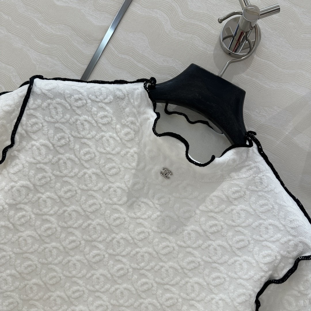 エンボス加工でぷくっと可愛い CHANEL Tシャツ 