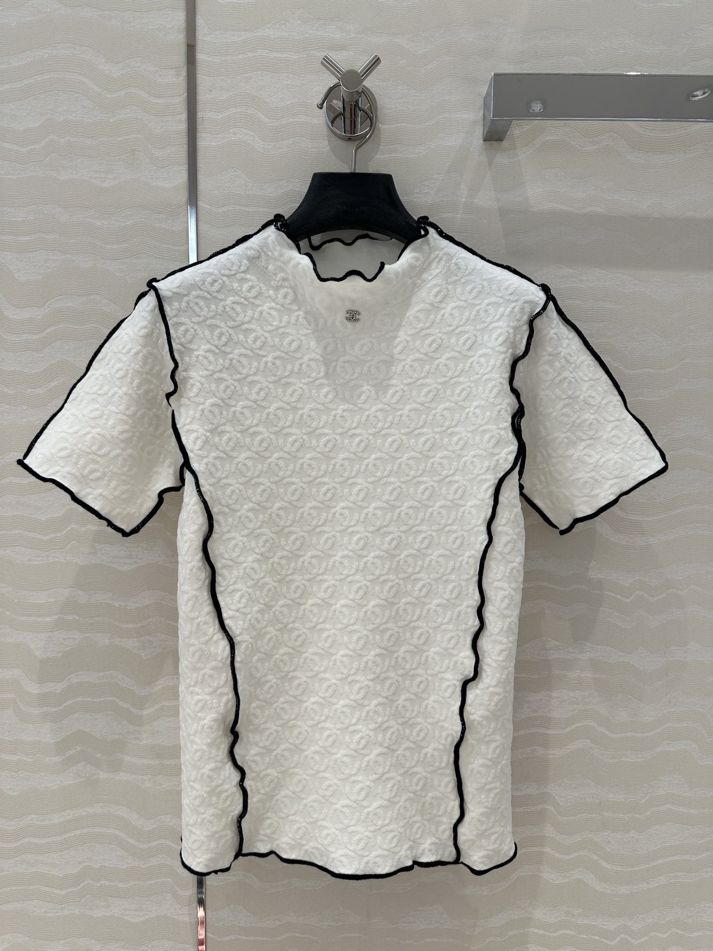 エンボス加工でぷくっと可愛い CHANEL Tシャツ 