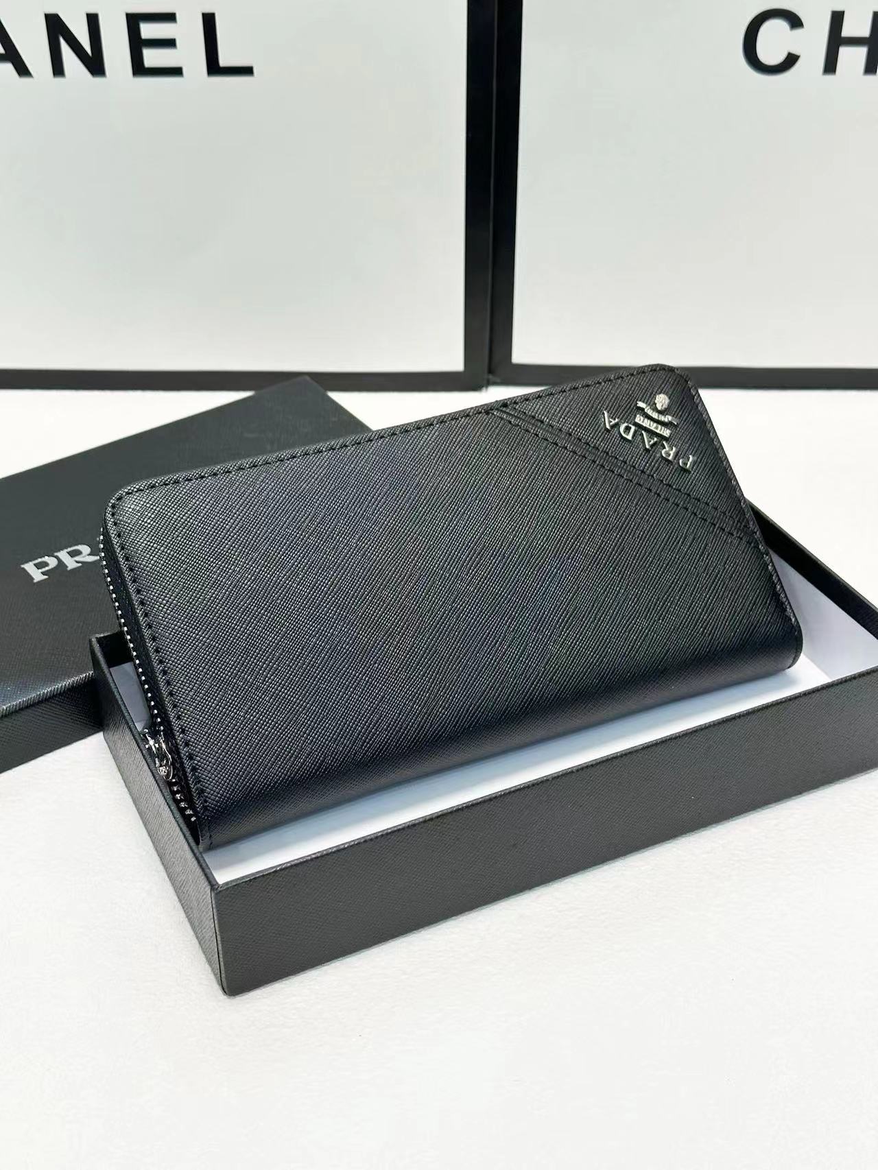 Prada プラダ 財布