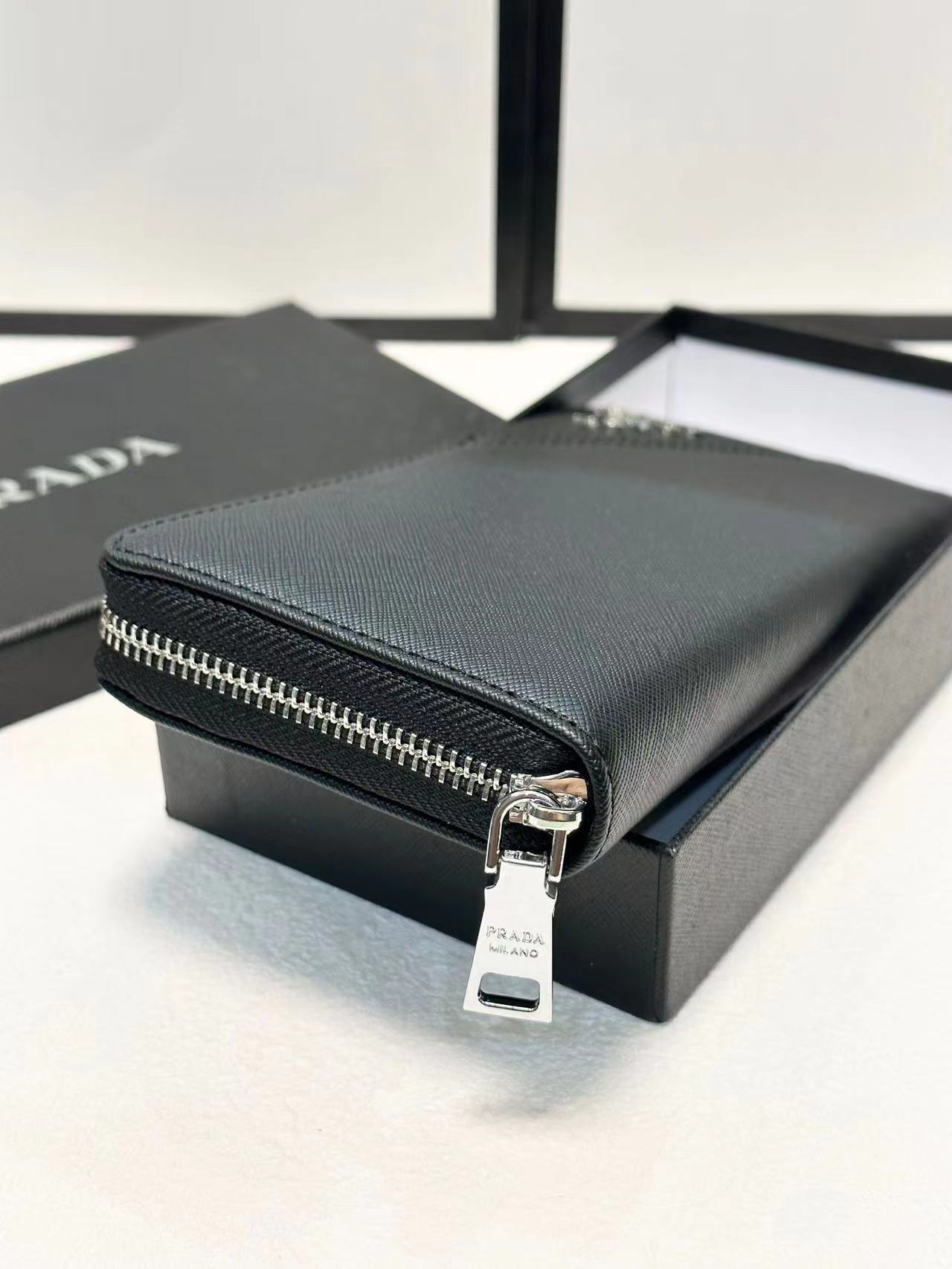 Prada プラダ 財布