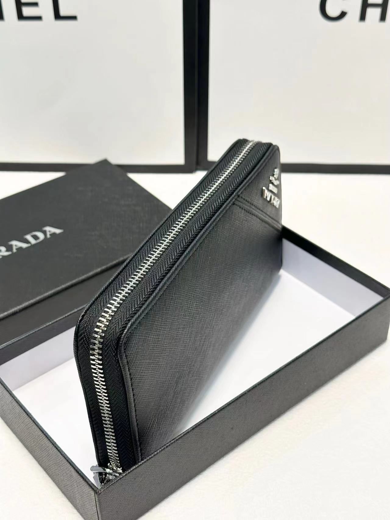 Prada プラダ 財布