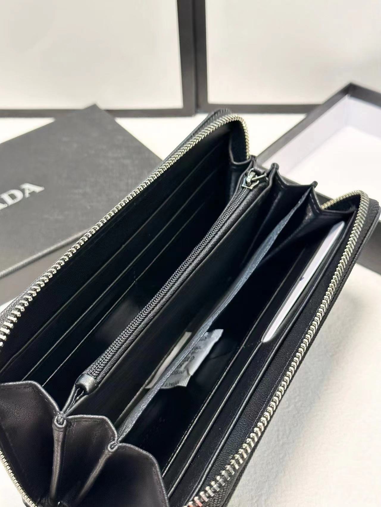 Prada プラダ 財布