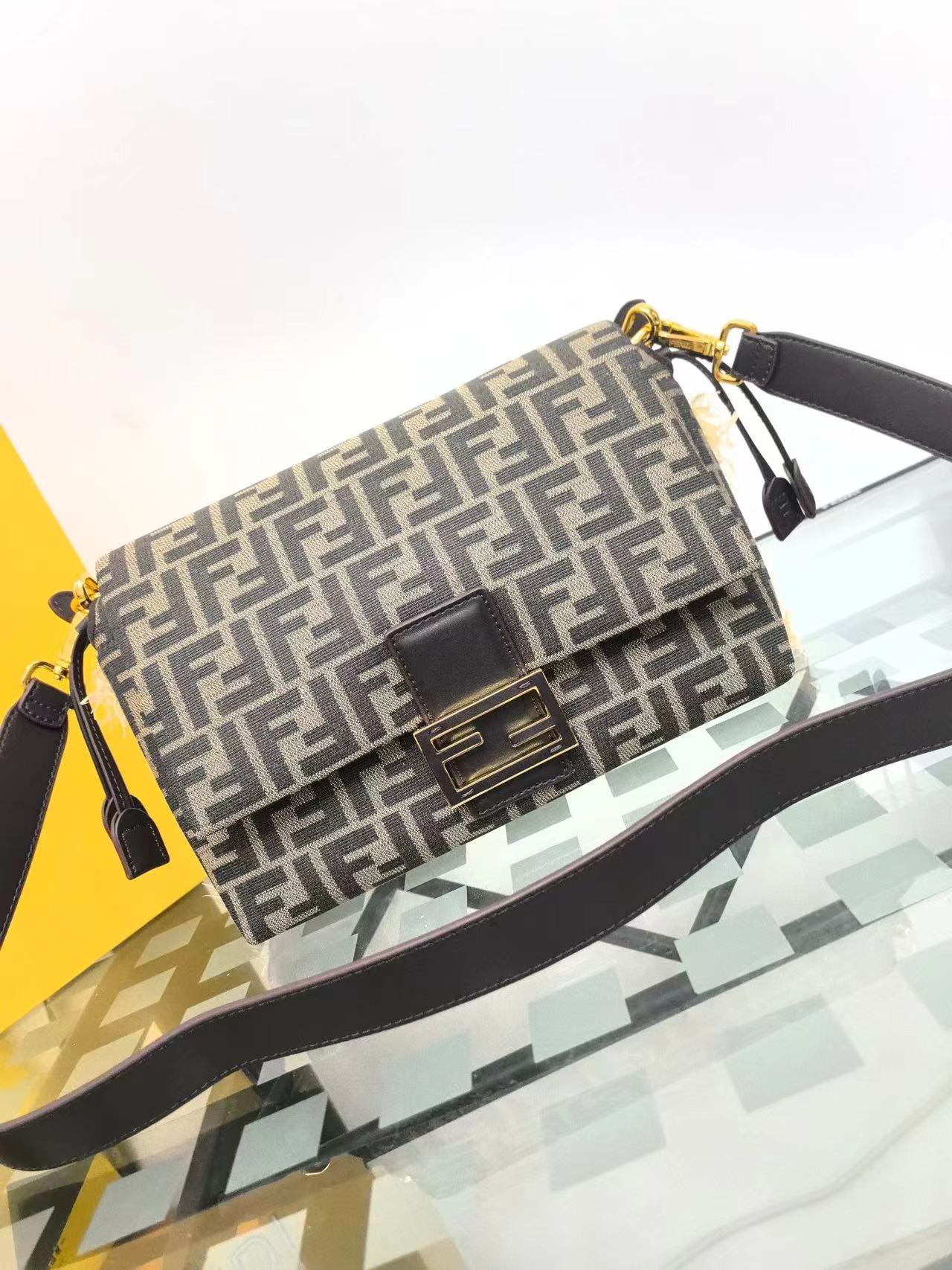 Fendi フェンディ  バッグ