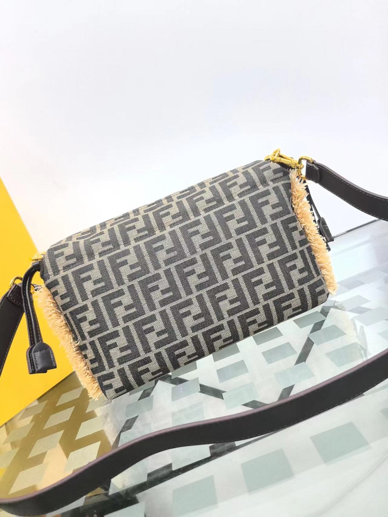 Fendi フェンディ  バッグ