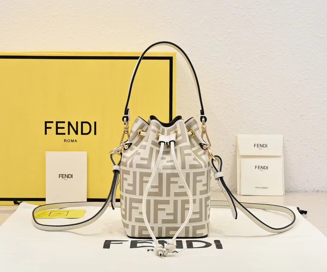 Fendi フェンディ  バッグ