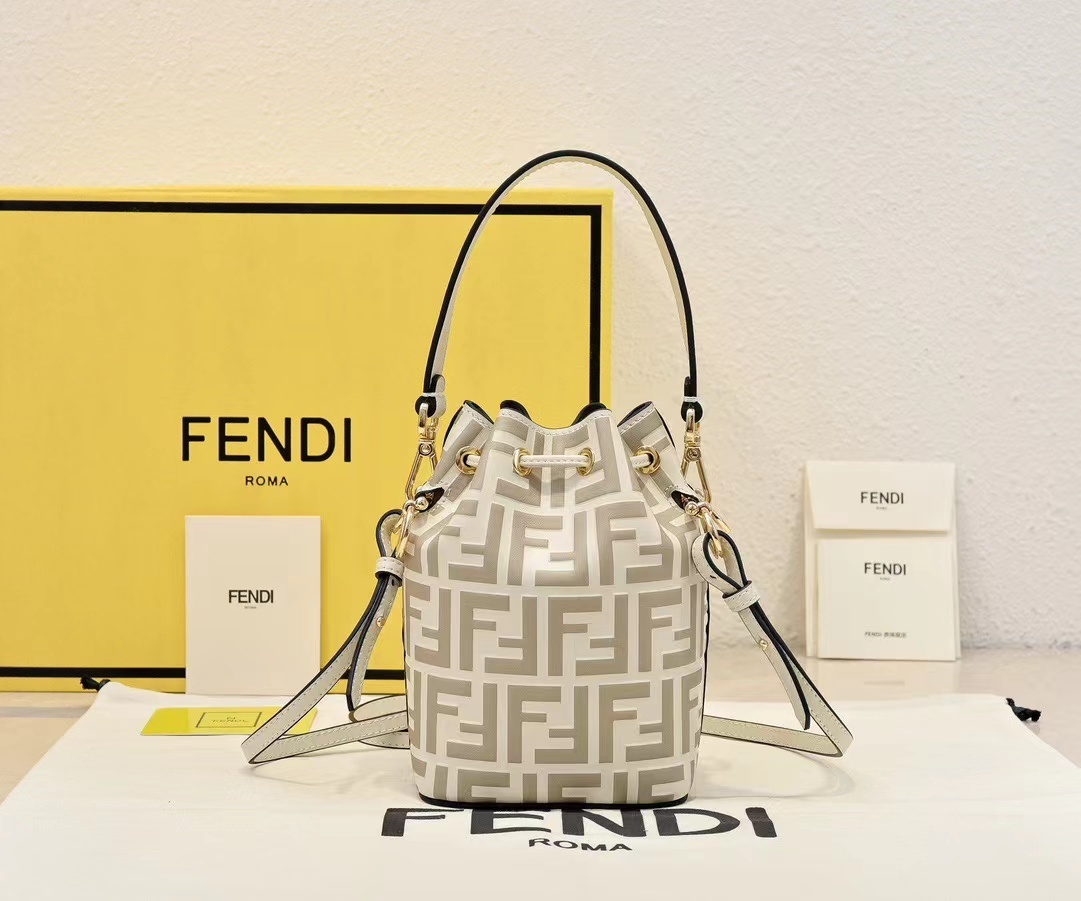 Fendi フェンディ  バッグ