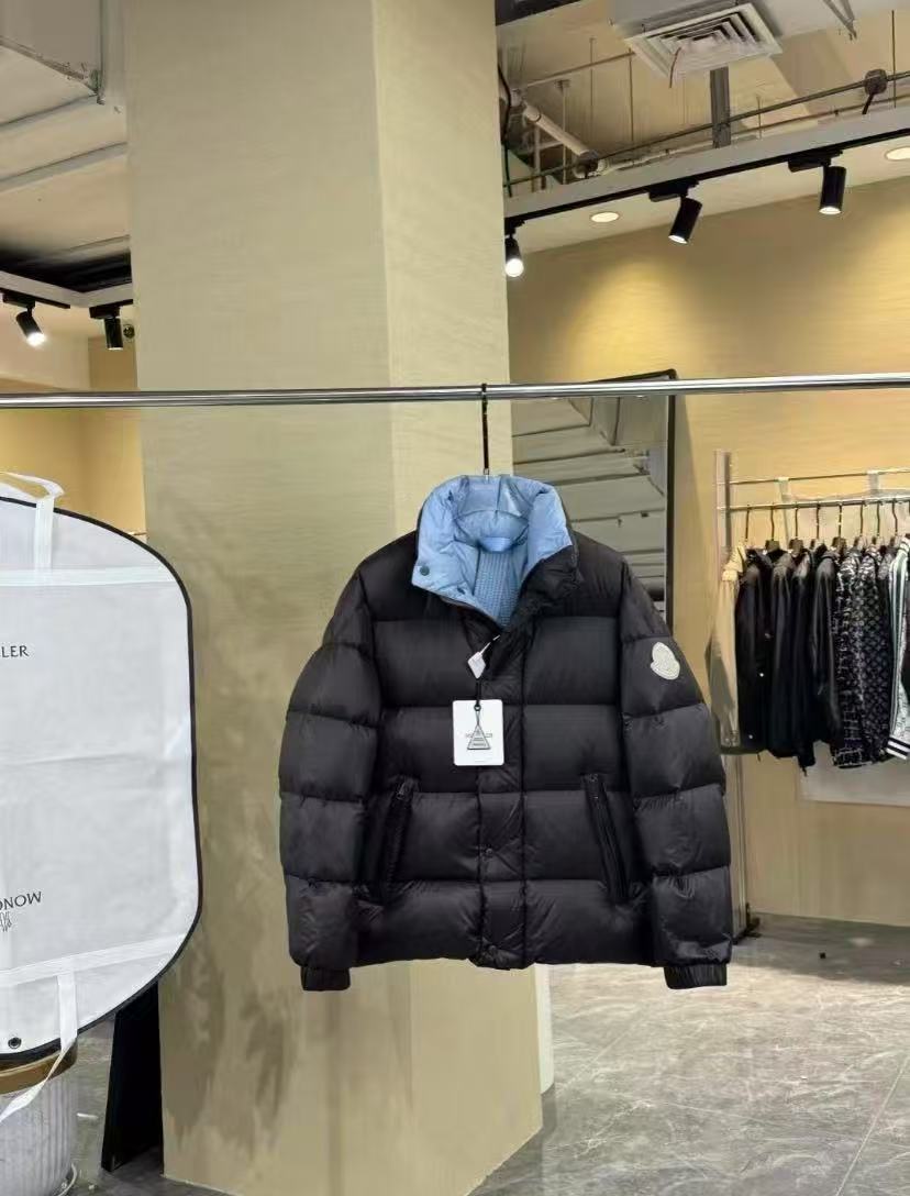 Moncler  モンクレール ダウンジャケット