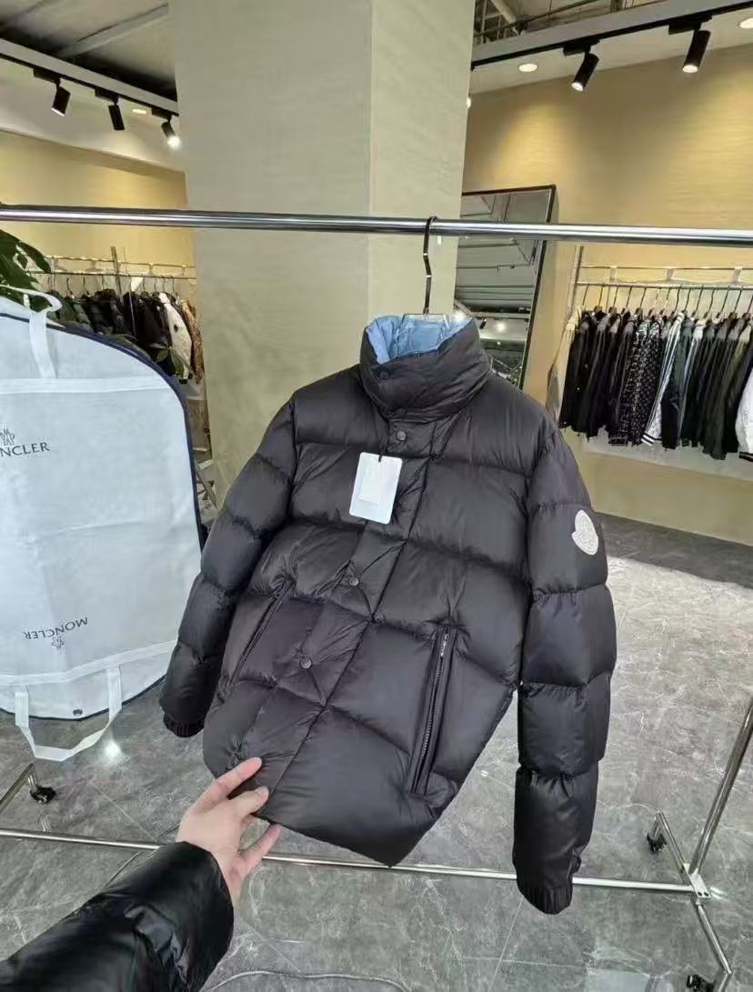 Moncler  モンクレール ダウンジャケット
