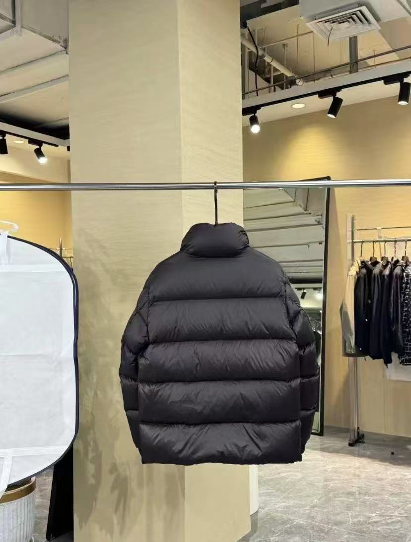 Moncler  モンクレール ダウンジャケット
