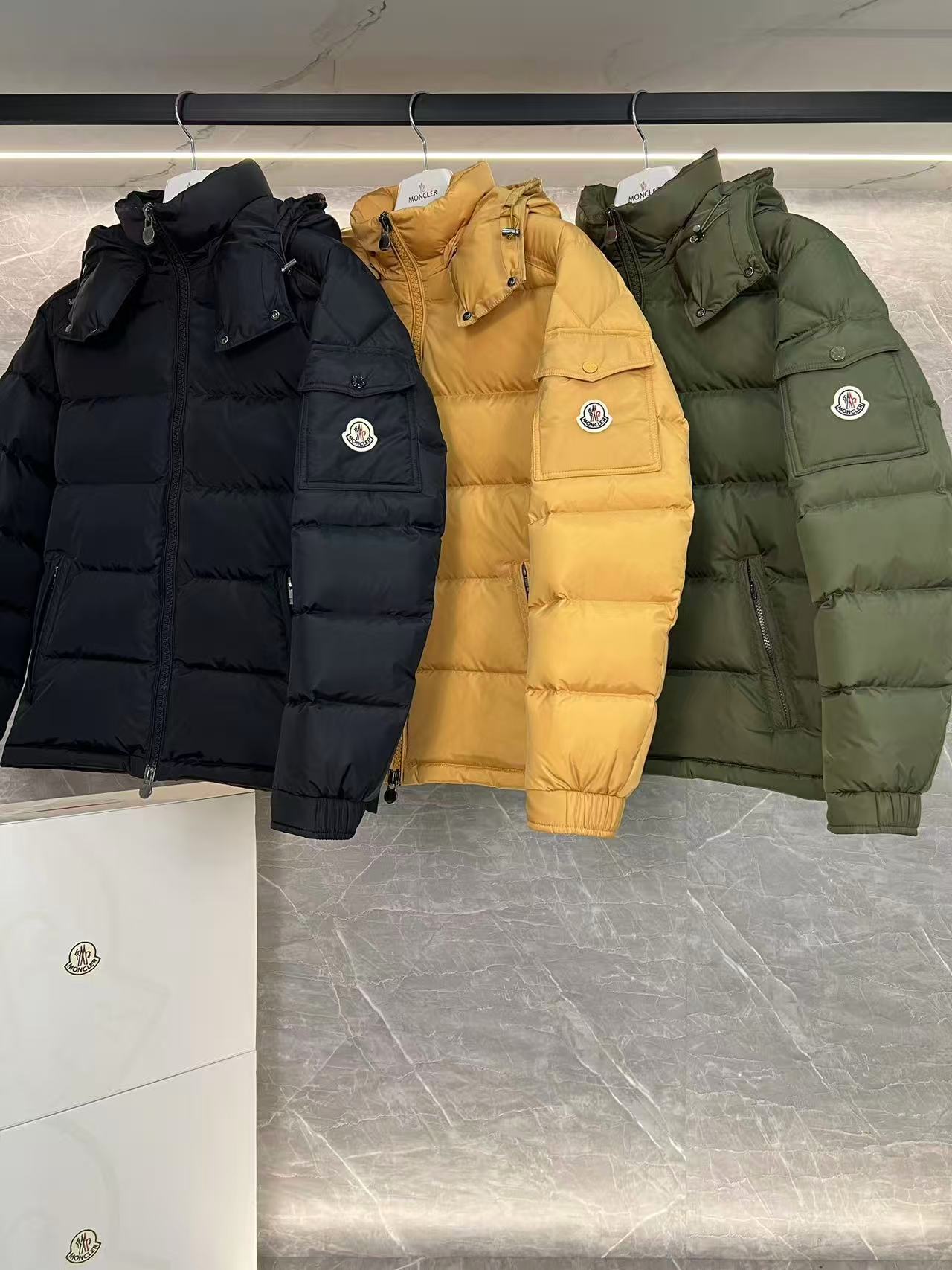Moncler  モンクレール ダウンジャケット