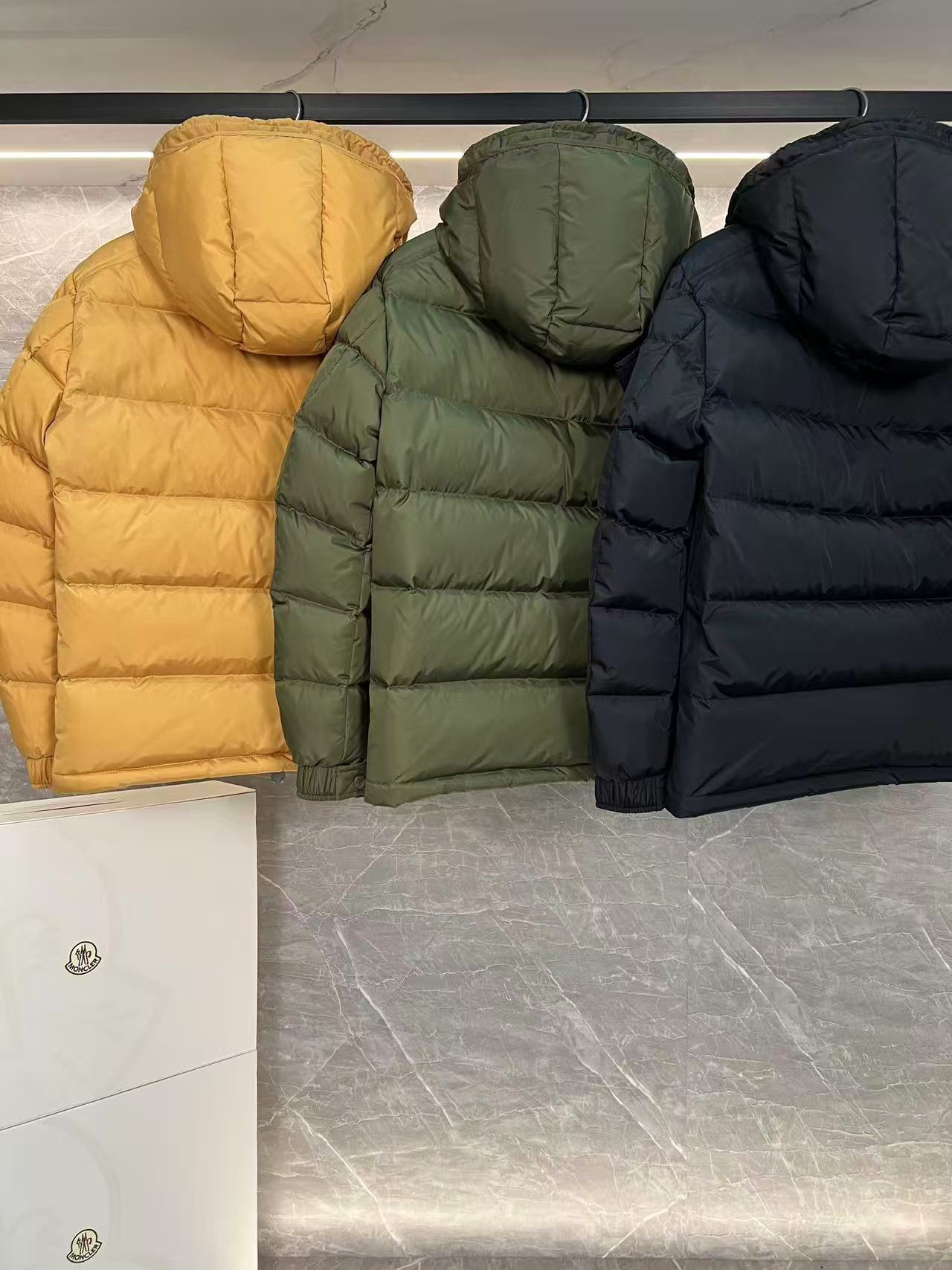 Moncler  モンクレール ダウンジャケット