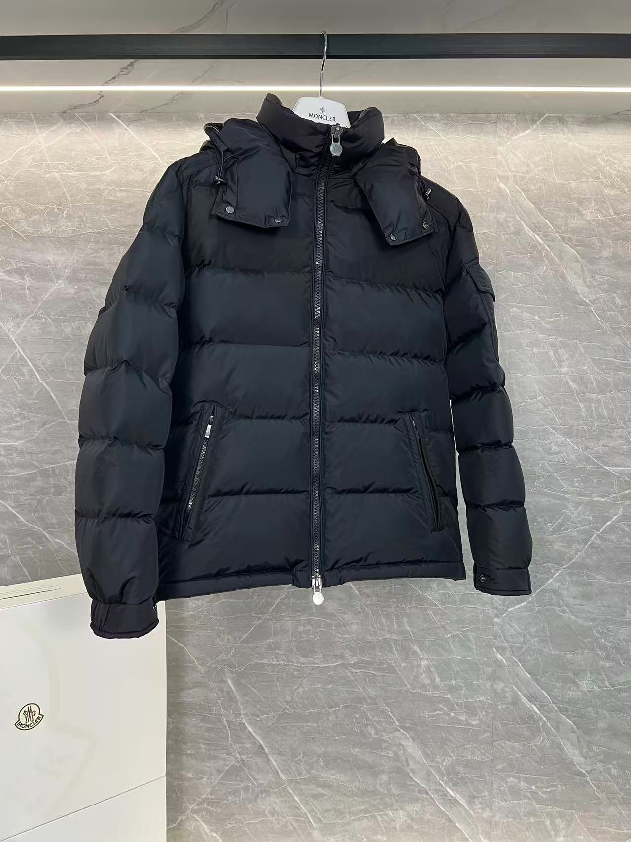Moncler  モンクレール ダウンジャケット