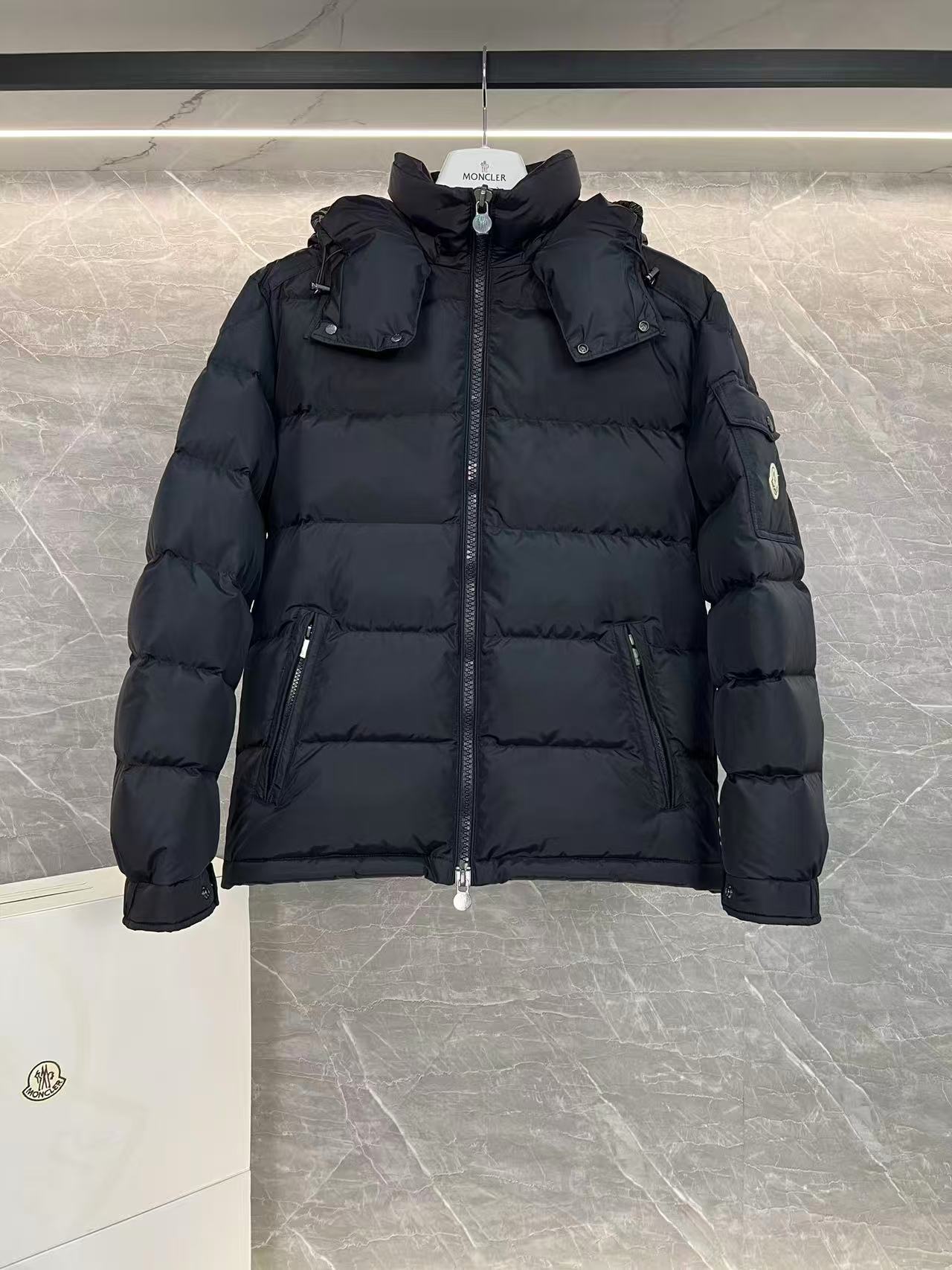 Moncler  モンクレール ダウンジャケット