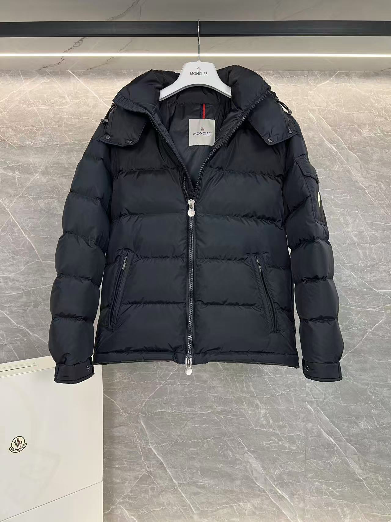 Moncler  モンクレール ダウンジャケット
