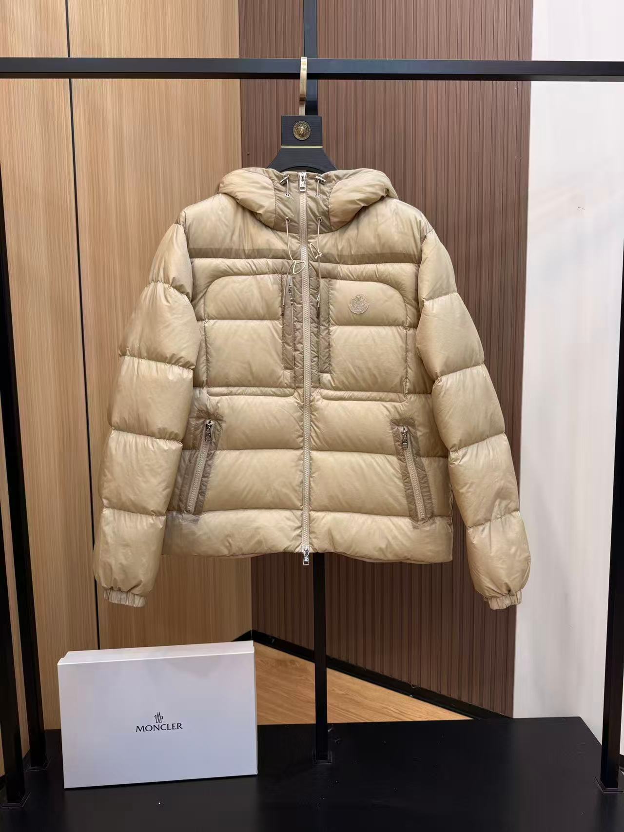 Moncler  モンクレール ダウンジャケット
