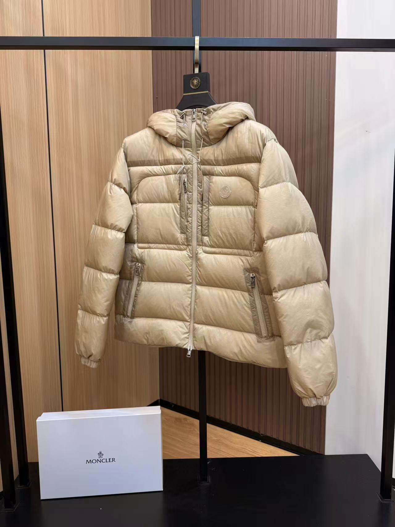 Moncler  モンクレール ダウンジャケット