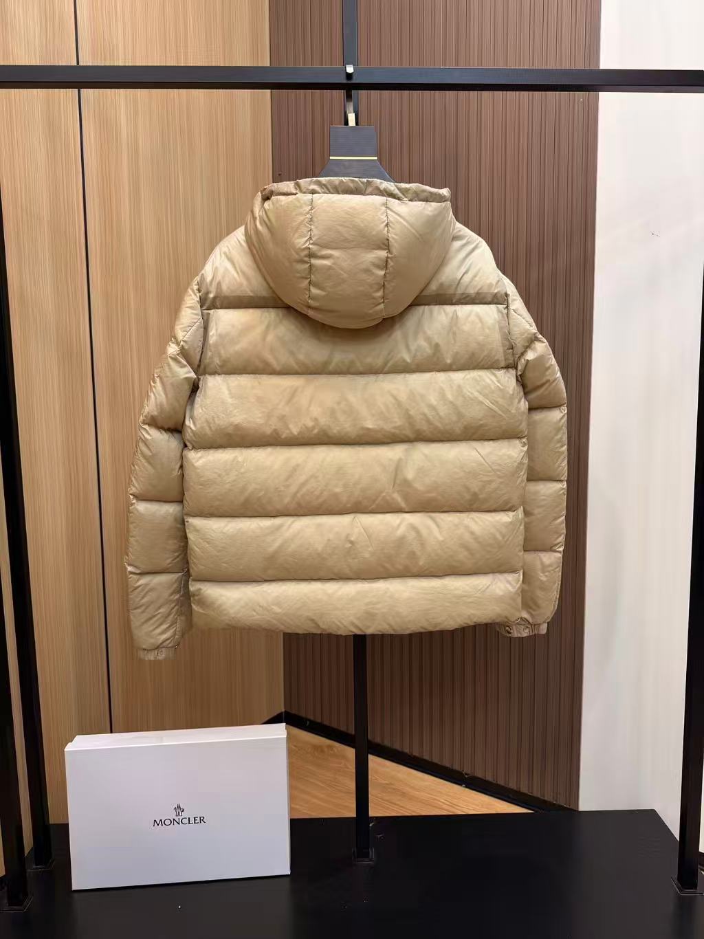 Moncler  モンクレール ダウンジャケット