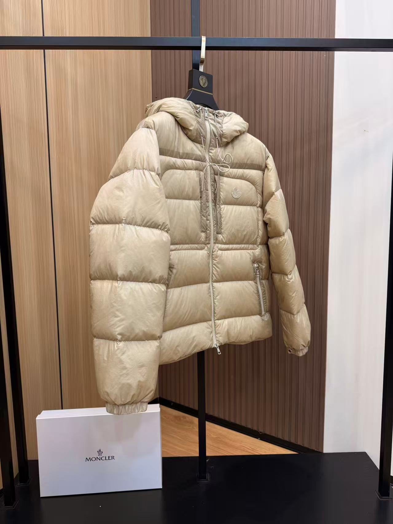 Moncler  モンクレール ダウンジャケット