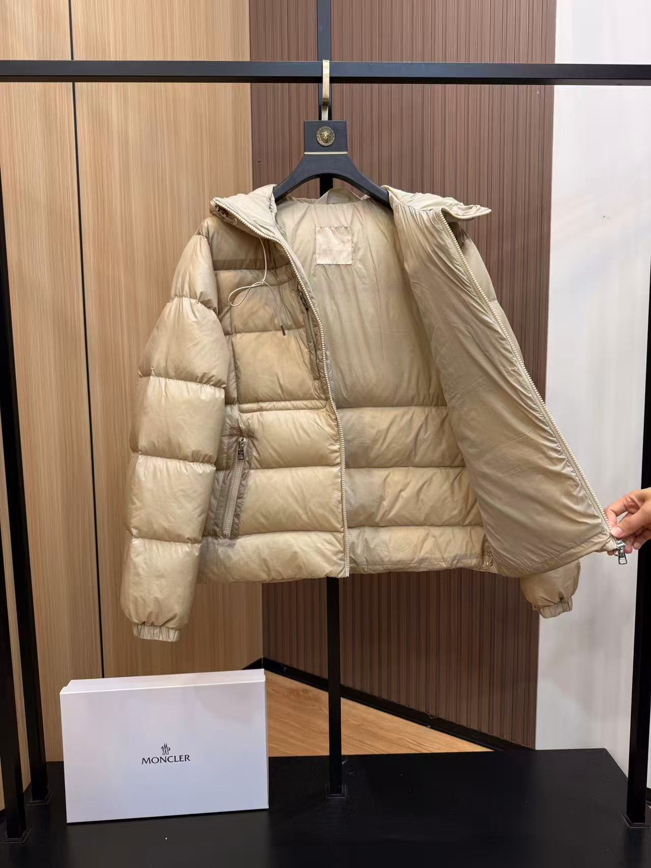 Moncler  モンクレール ダウンジャケット