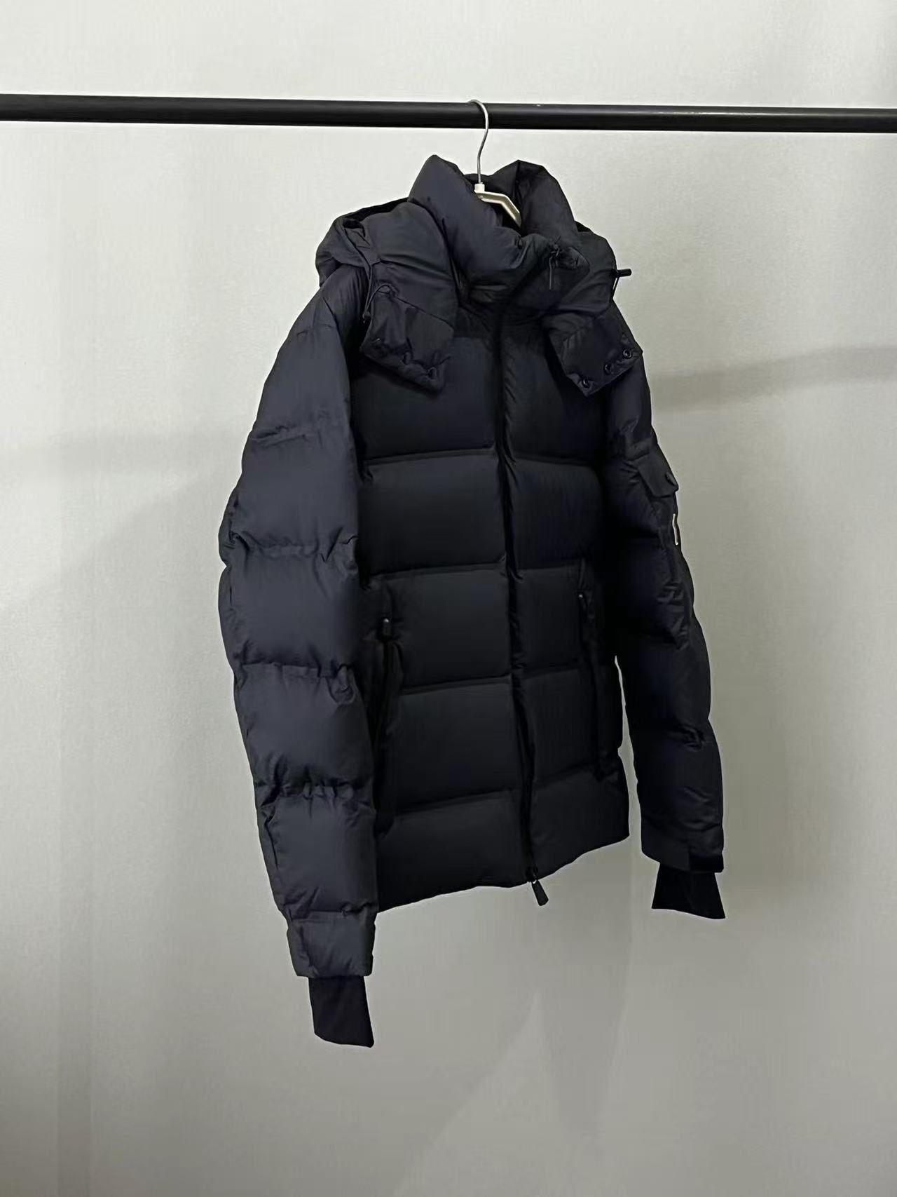 Moncler  モンクレール ダウンジャケット