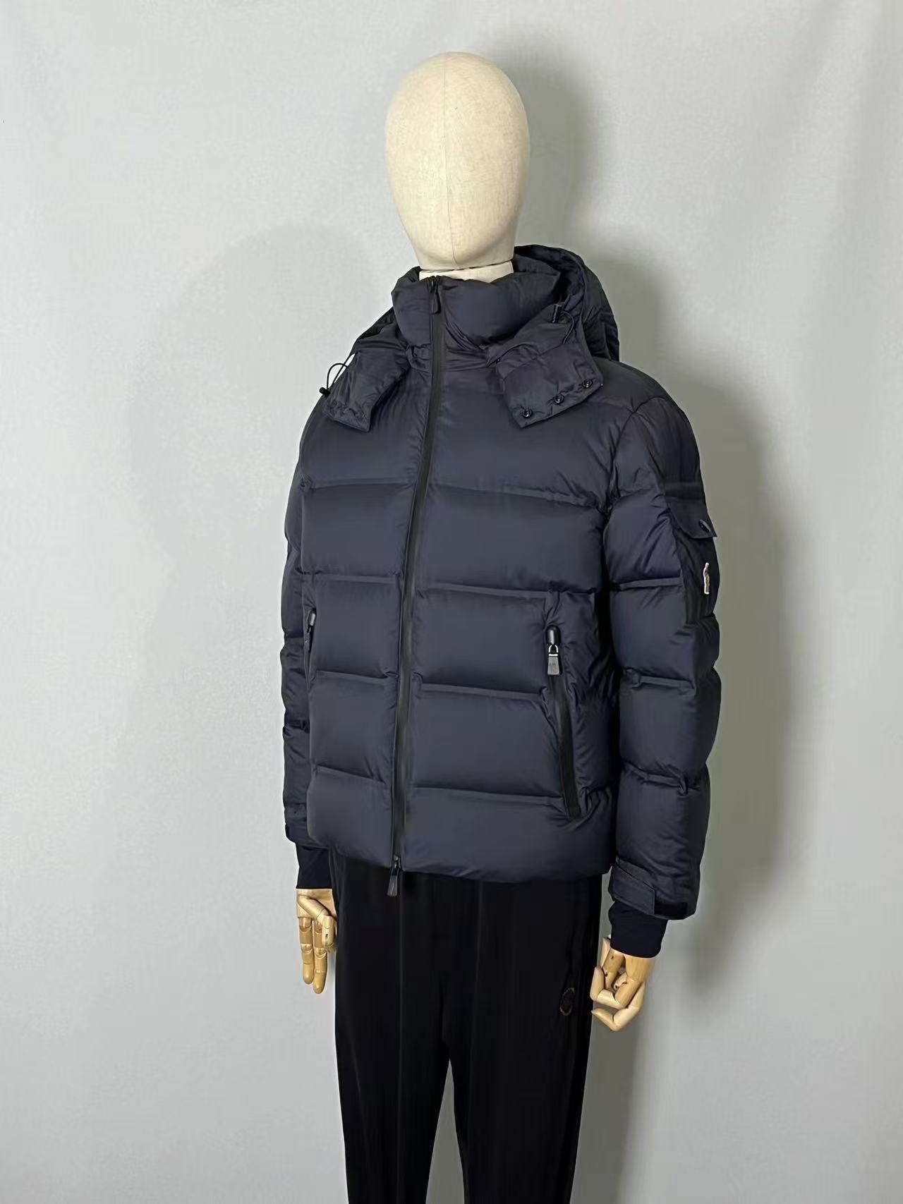 Moncler  モンクレール ダウンジャケット