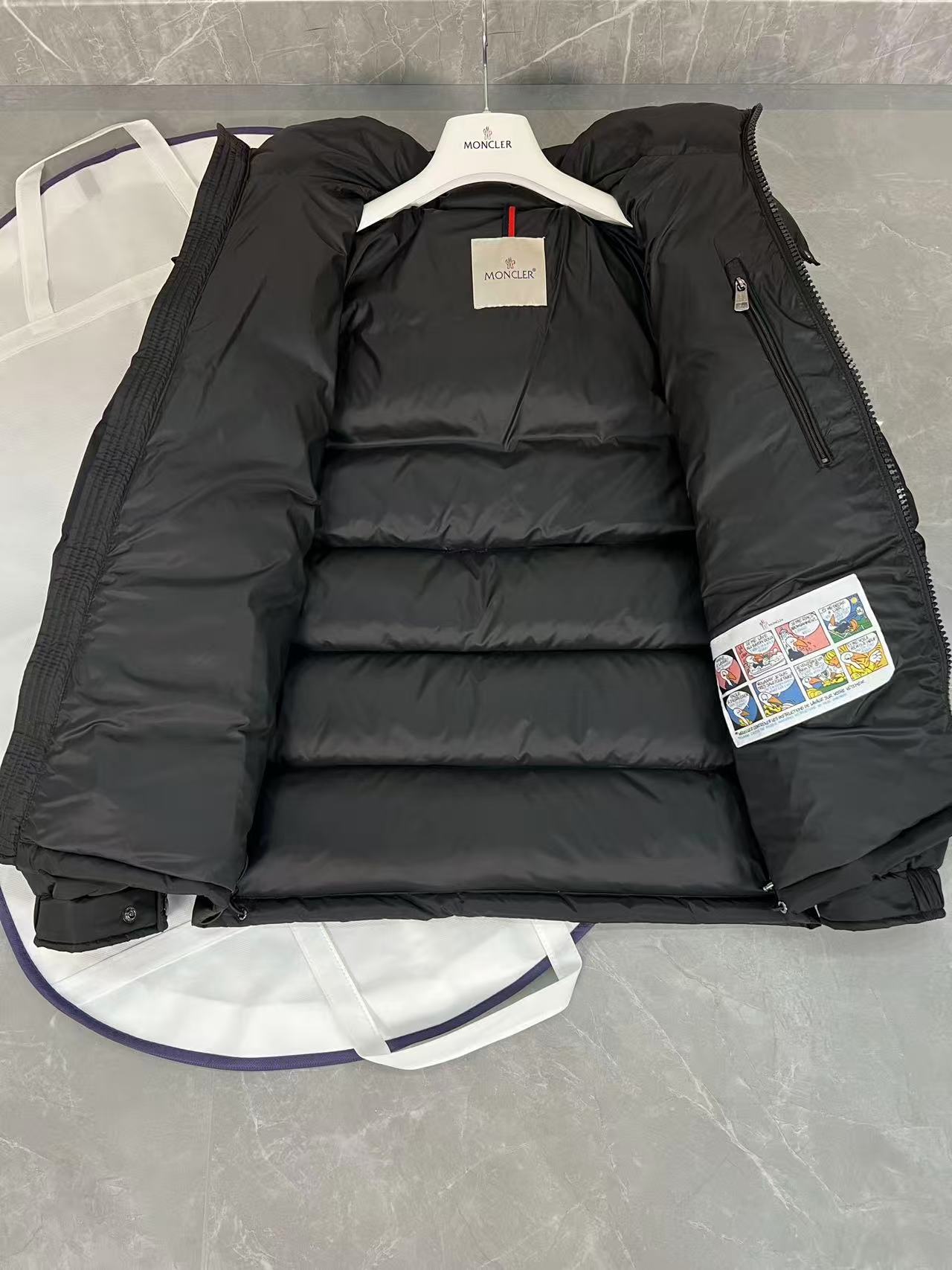 Moncler  モンクレール ダウンジャケット