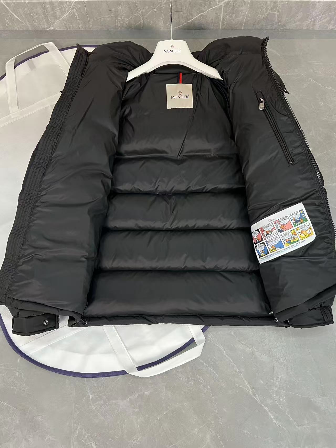 Moncler  モンクレール ダウンジャケット