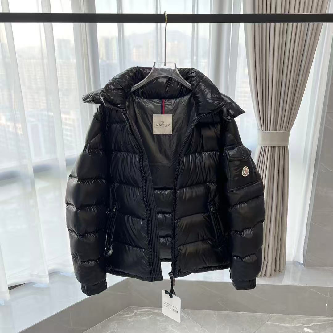Moncler  モンクレール ダウンジャケット