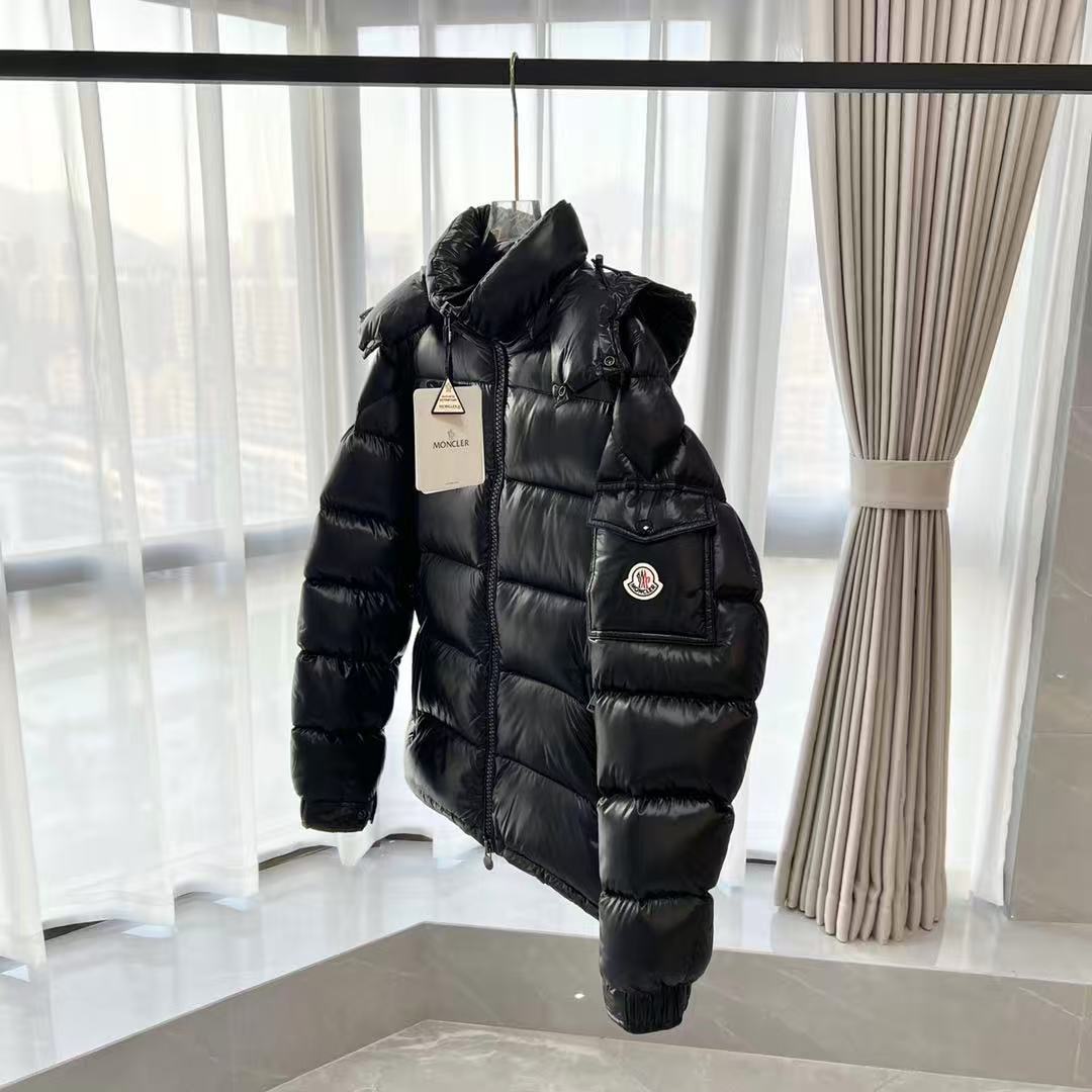 Moncler  モンクレール ダウンジャケット