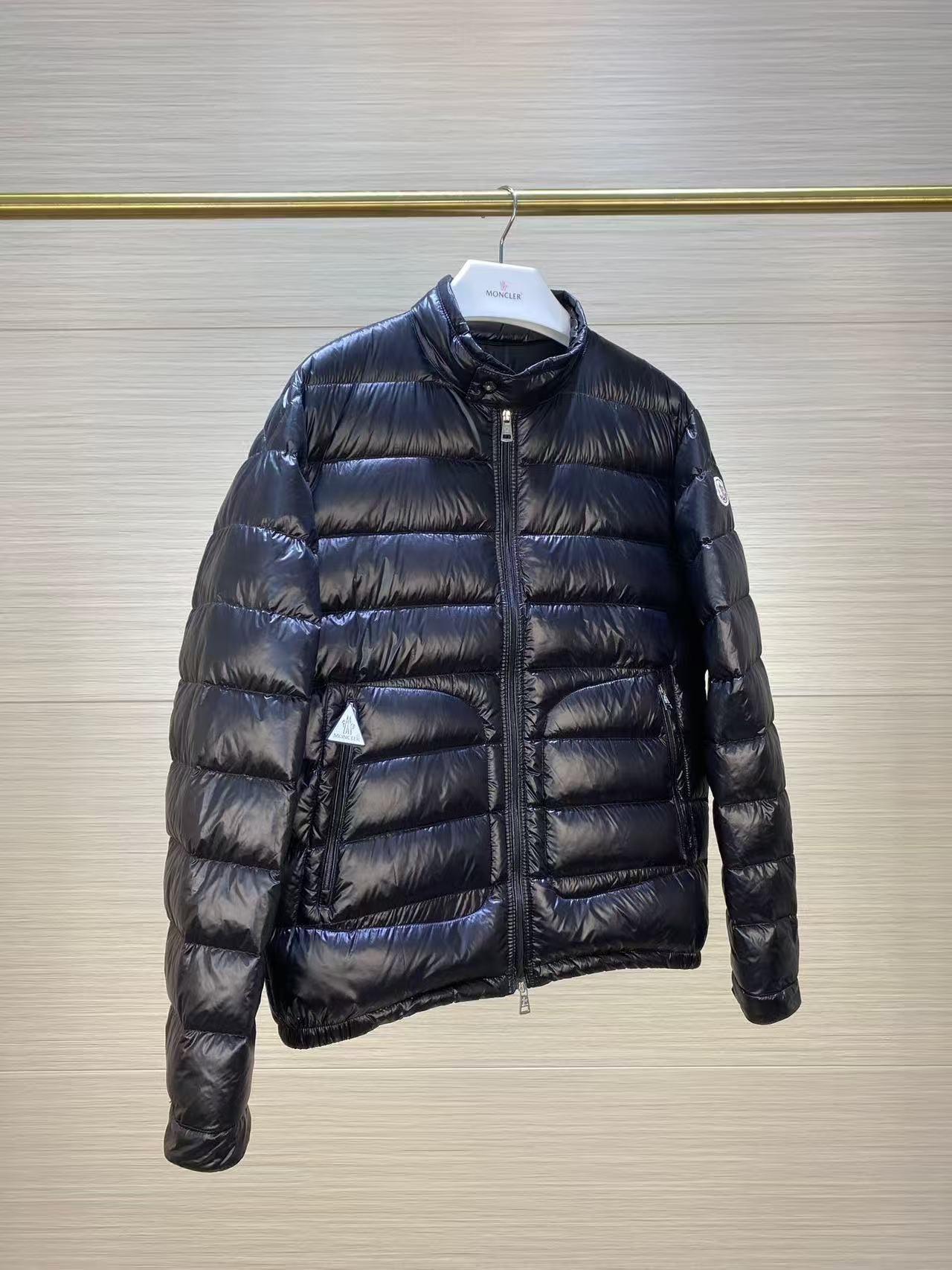 Moncler  モンクレール ダウンジャケット
