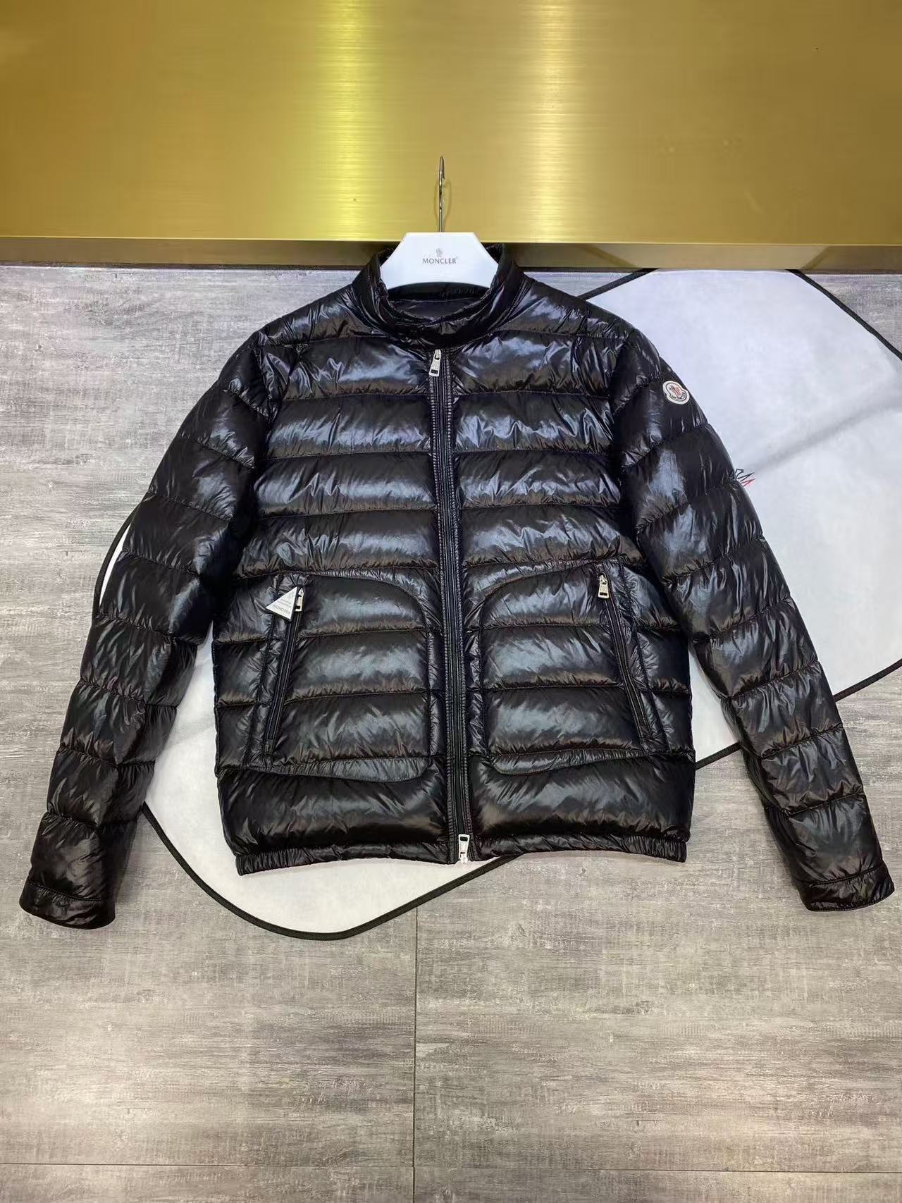 Moncler  モンクレール ダウンジャケット