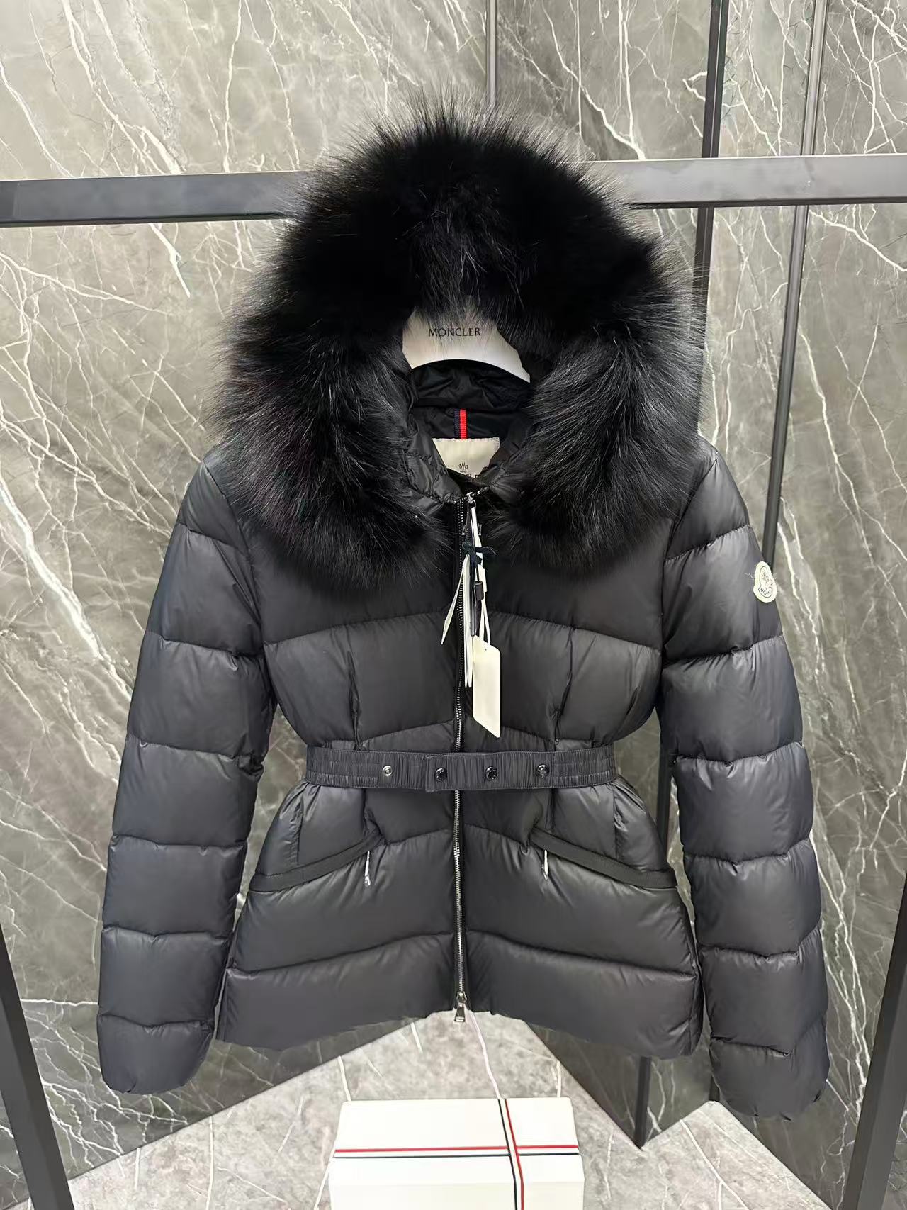 Moncler  モンクレール ダウンジャケット