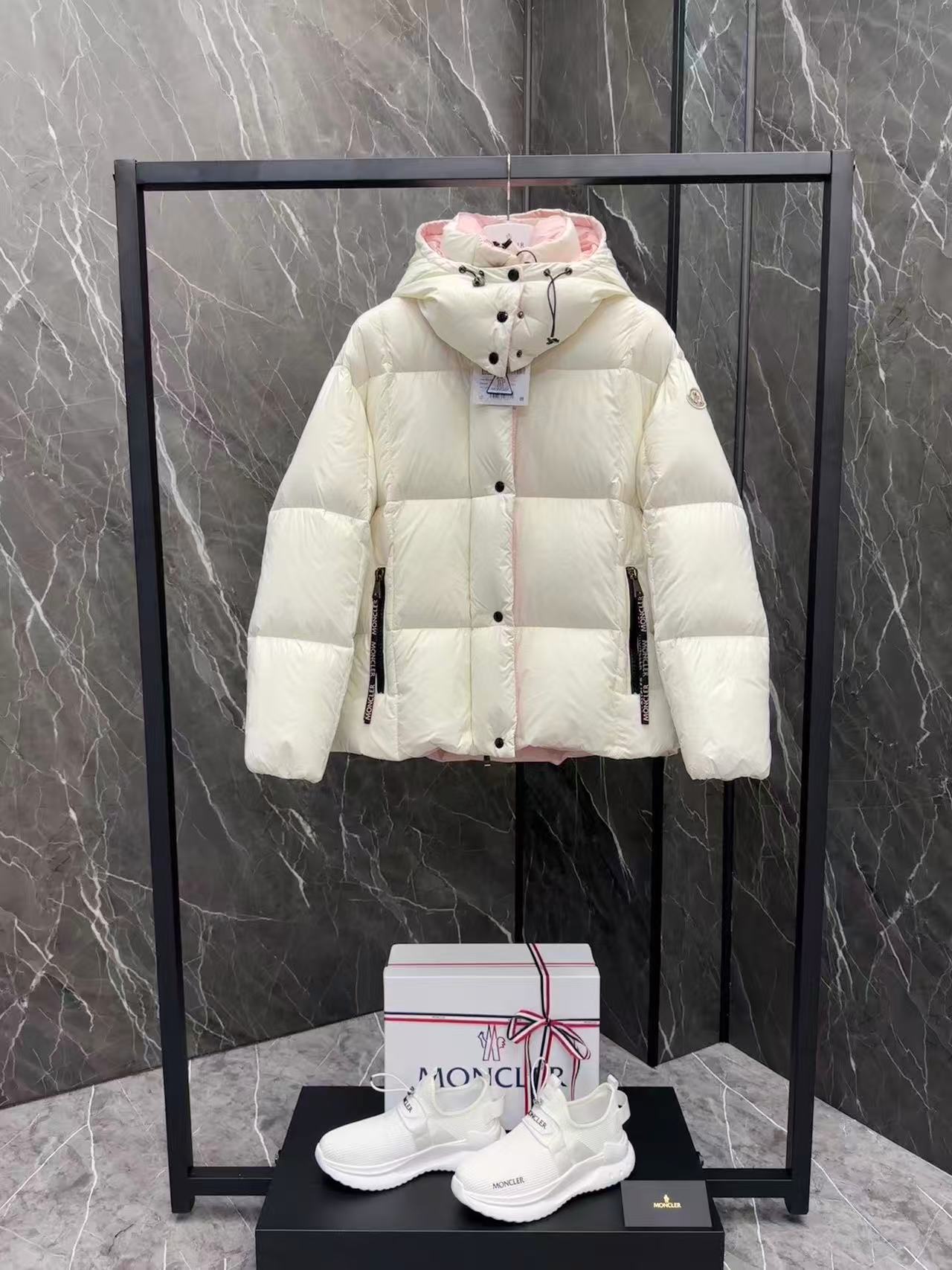 Moncler  モンクレール ダウンジャケット