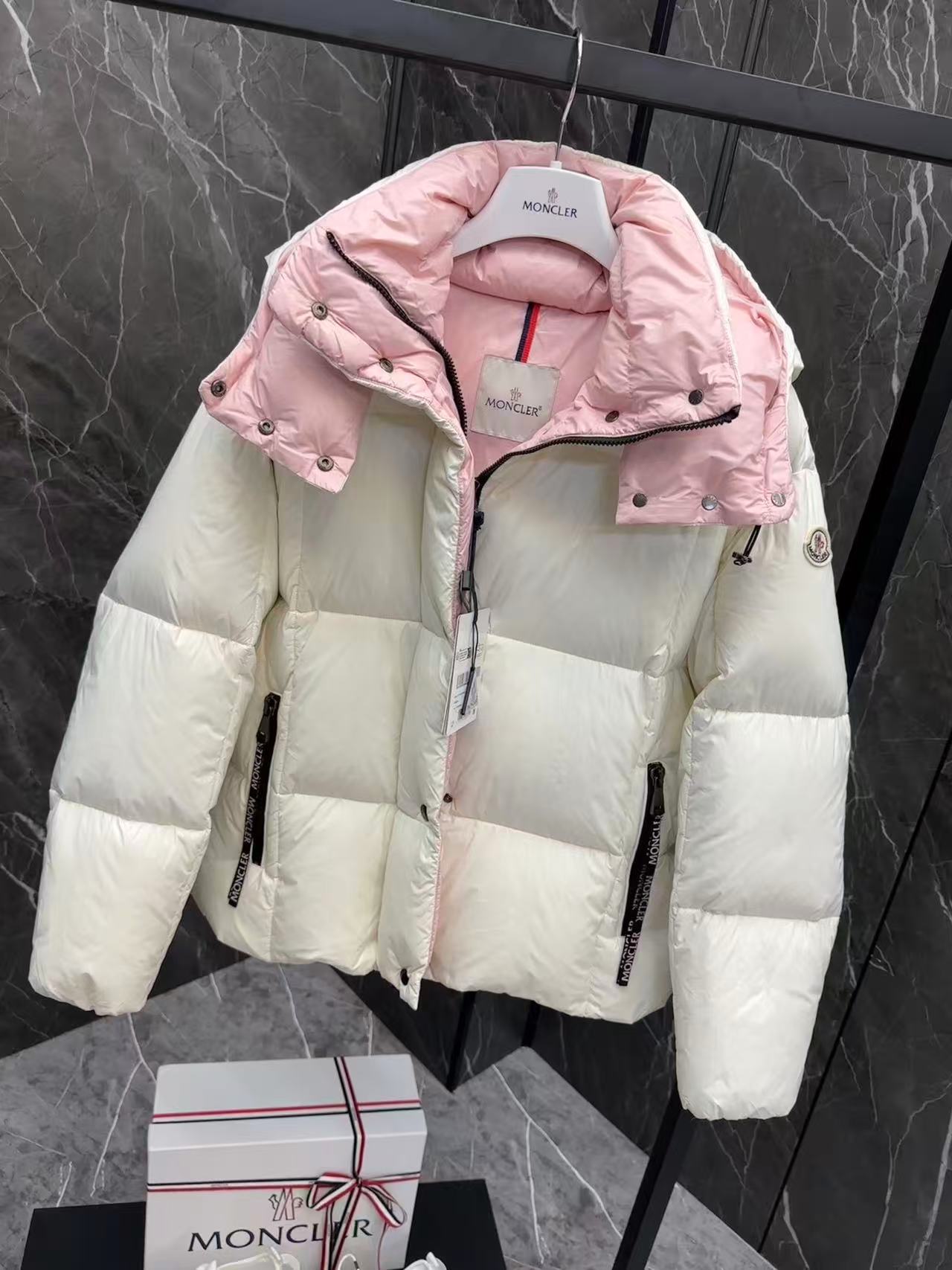 Moncler  モンクレール ダウンジャケット