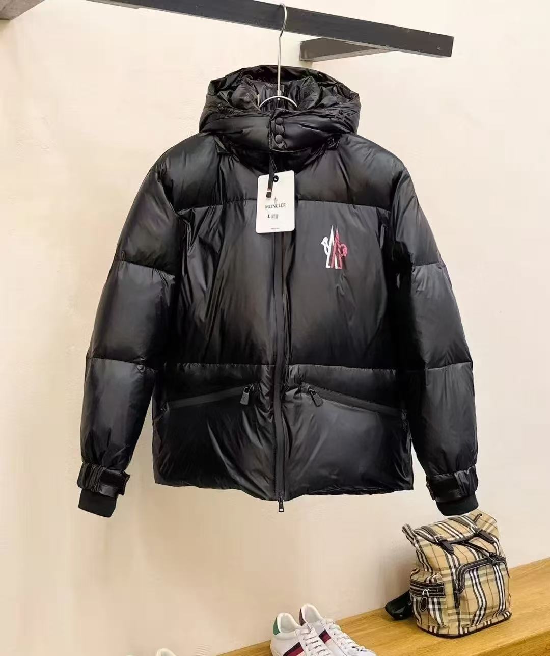 Moncler  モンクレール ダウンジャケット