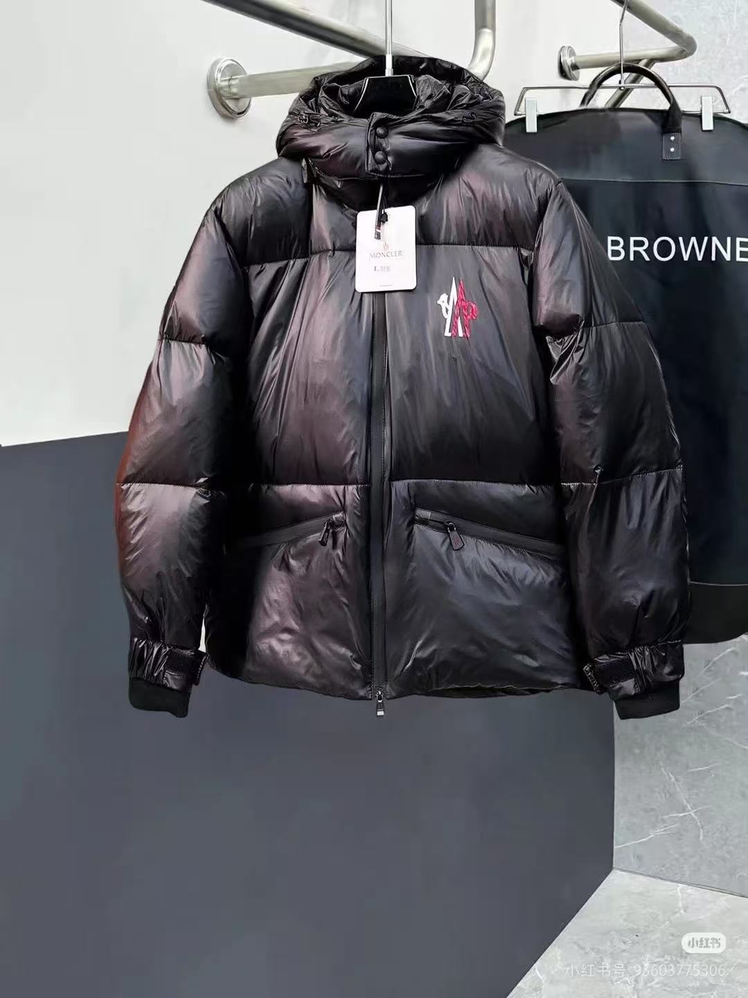 Moncler  モンクレール ダウンジャケット