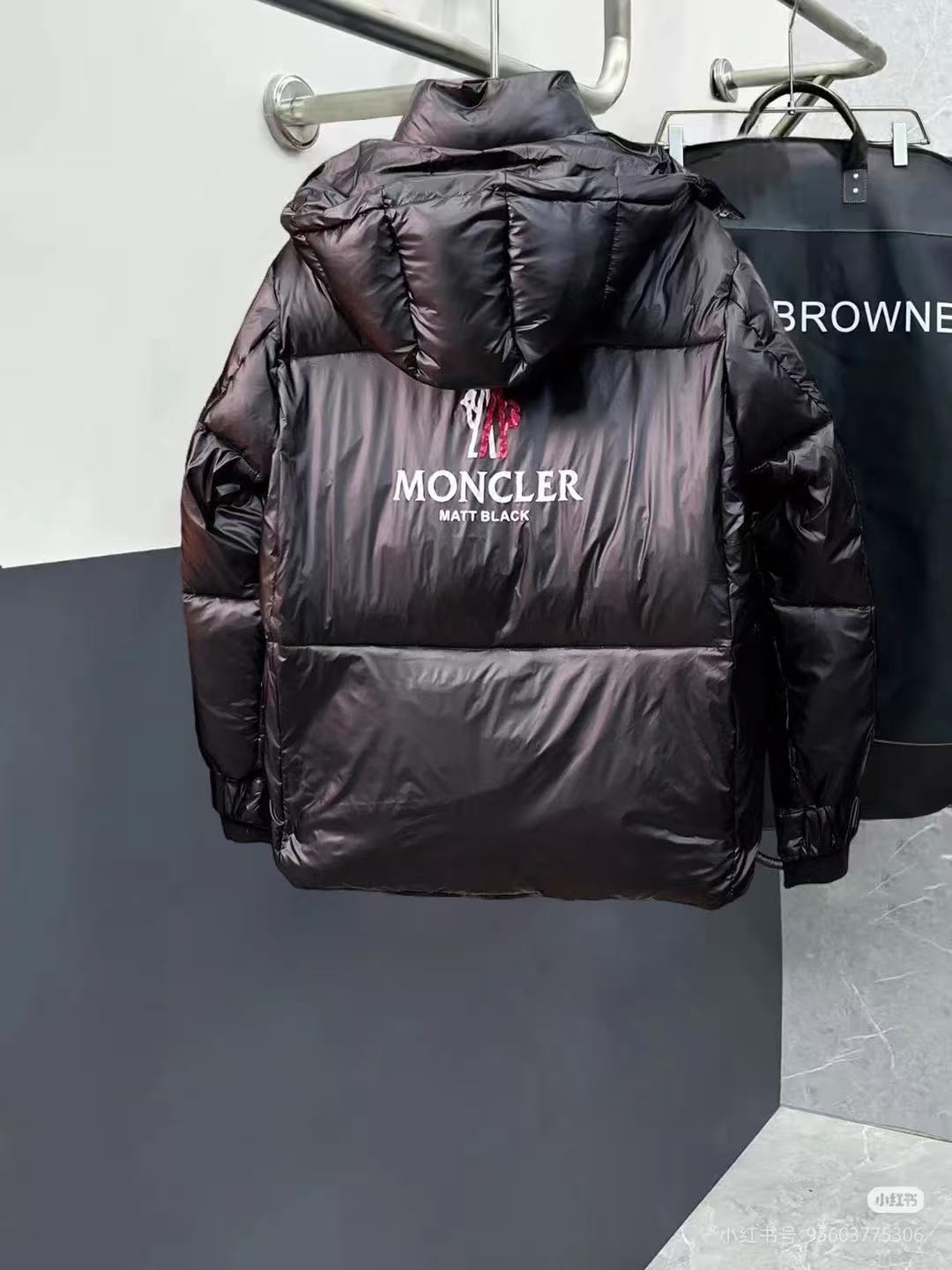 Moncler  モンクレール ダウンジャケット