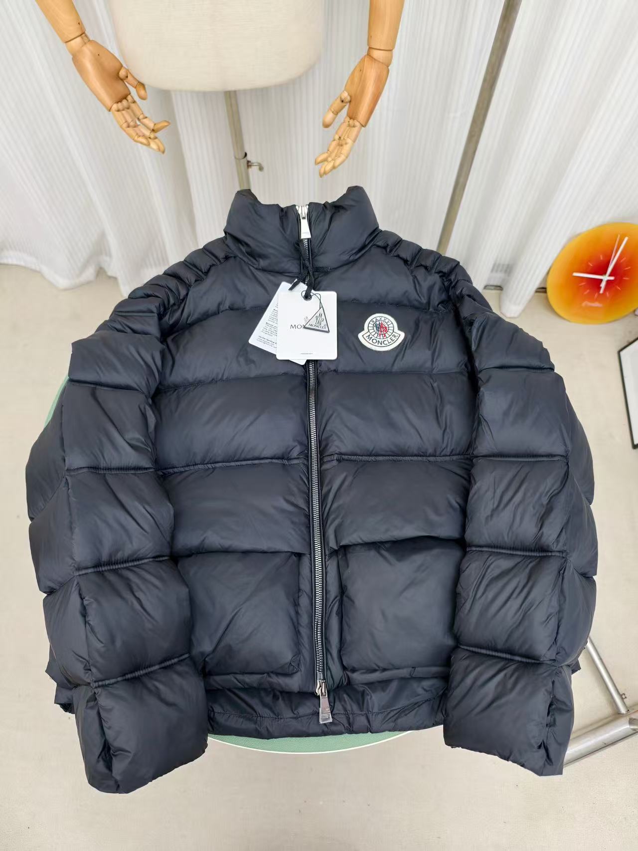 Moncler  モンクレール ダウンジャケット