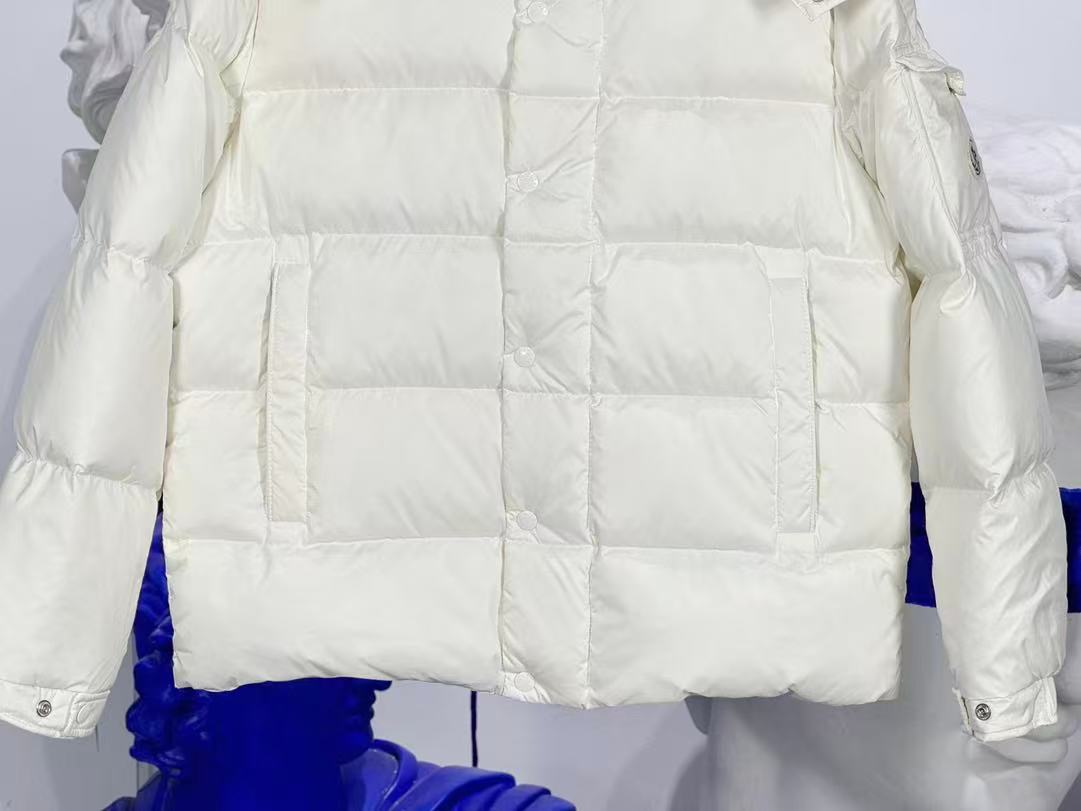 Moncler  モンクレール ダウンジャケット