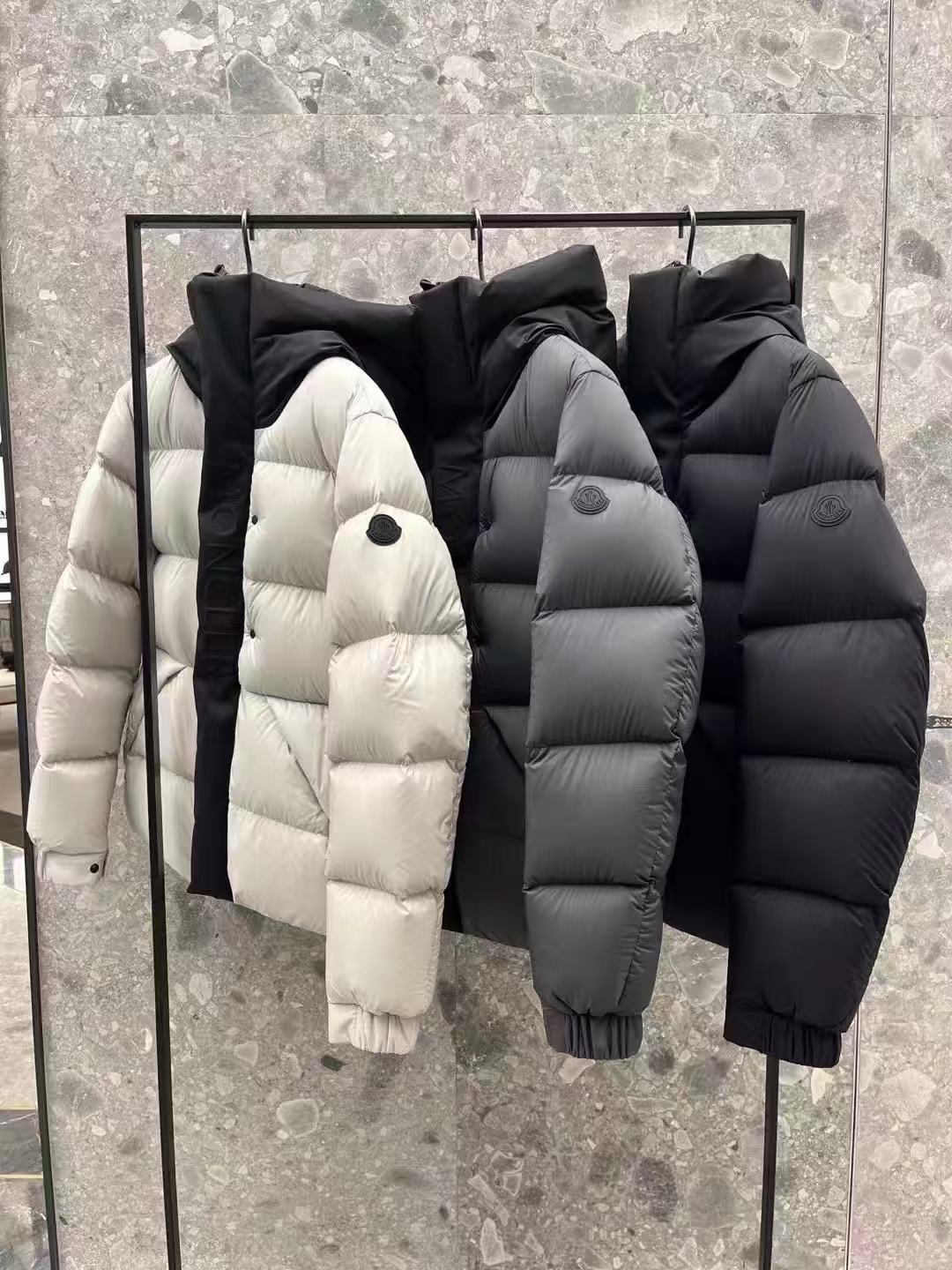 Moncler  モンクレール ダウンジャケット
