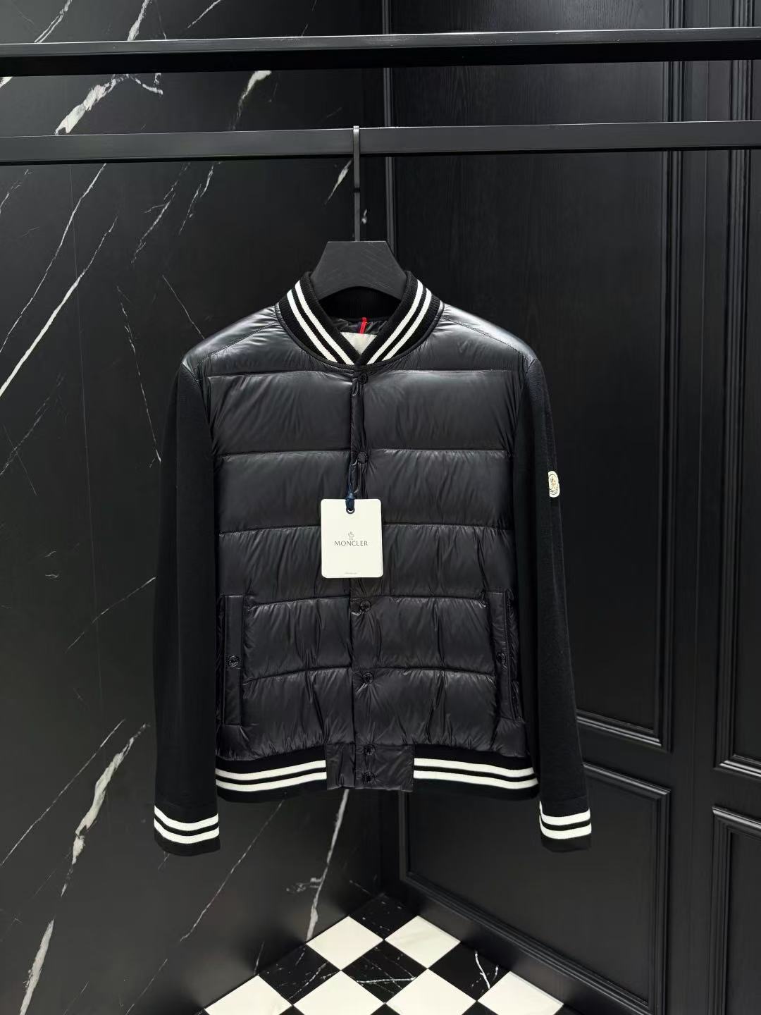 Moncler  モンクレール ダウンジャケット