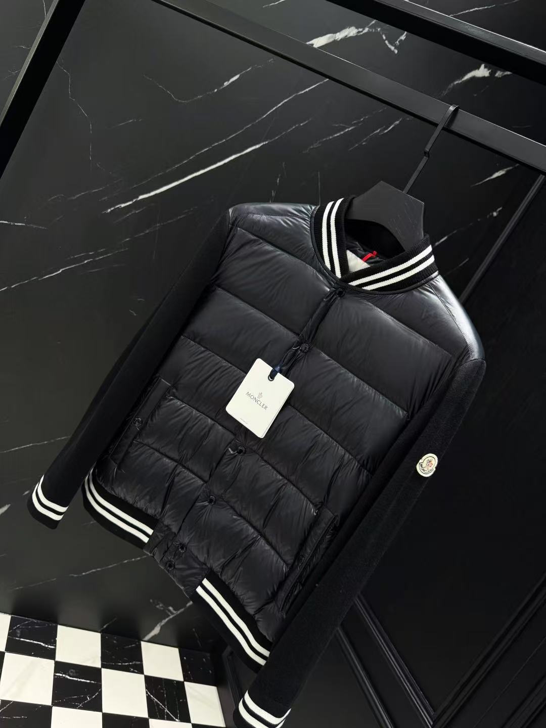Moncler  モンクレール ダウンジャケット