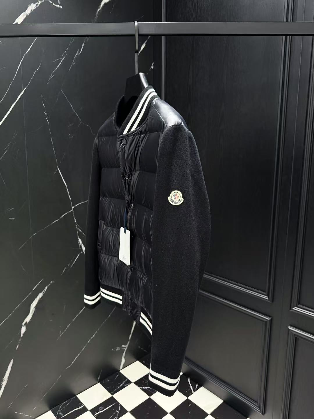 Moncler  モンクレール ダウンジャケット