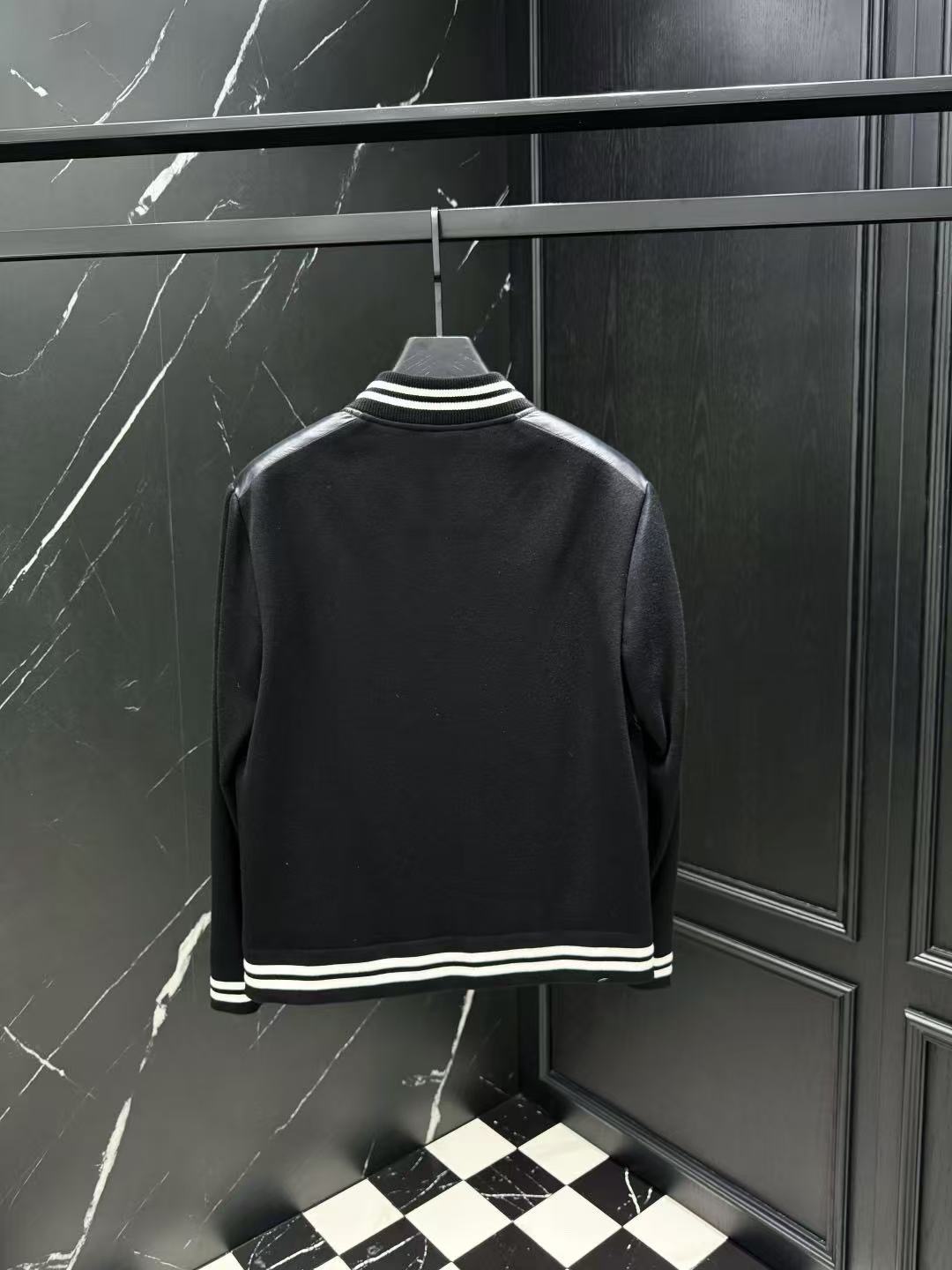 Moncler  モンクレール ダウンジャケット